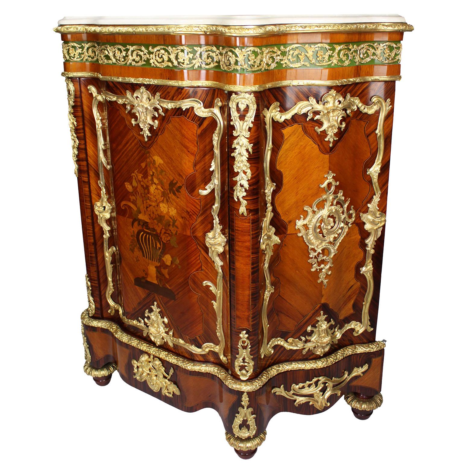 Francese Coppia di armadietti laterali francesi del XIX secolo in stile Luigi XV con intarsio e ormolatura in vendita