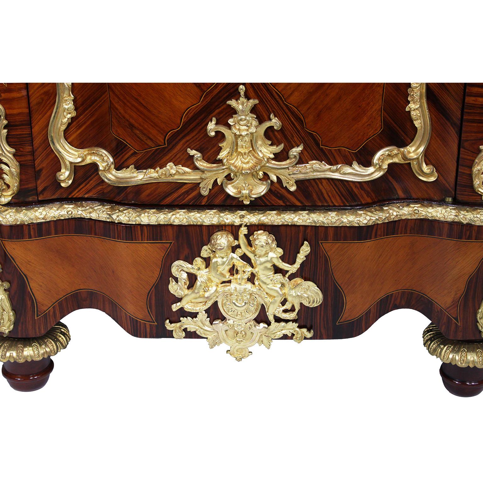 Coppia di armadietti laterali francesi del XIX secolo in stile Luigi XV con intarsio e ormolatura in vendita 2