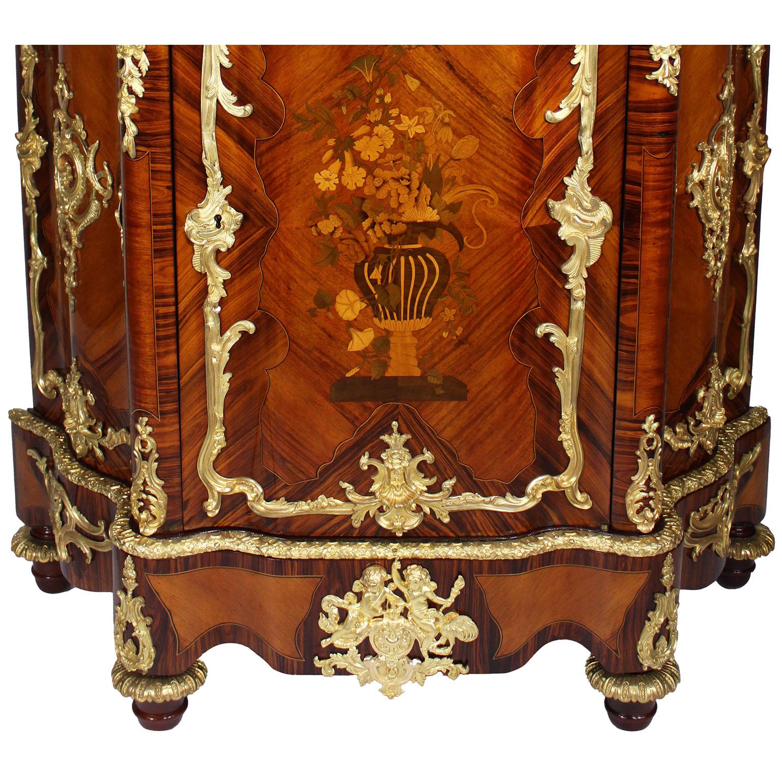 Bronzo Coppia di armadietti laterali francesi del XIX secolo in stile Luigi XV con intarsio e ormolatura in vendita