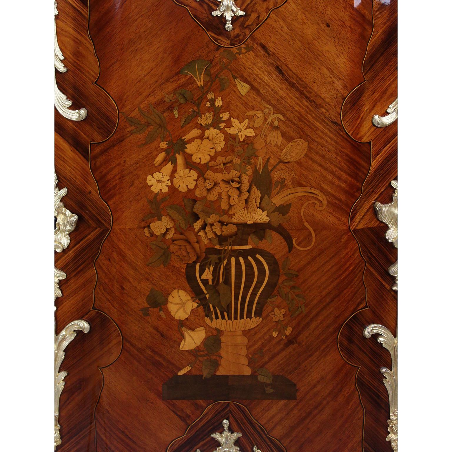 Coppia di armadietti laterali francesi del XIX secolo in stile Luigi XV con intarsio e ormolatura in vendita 1