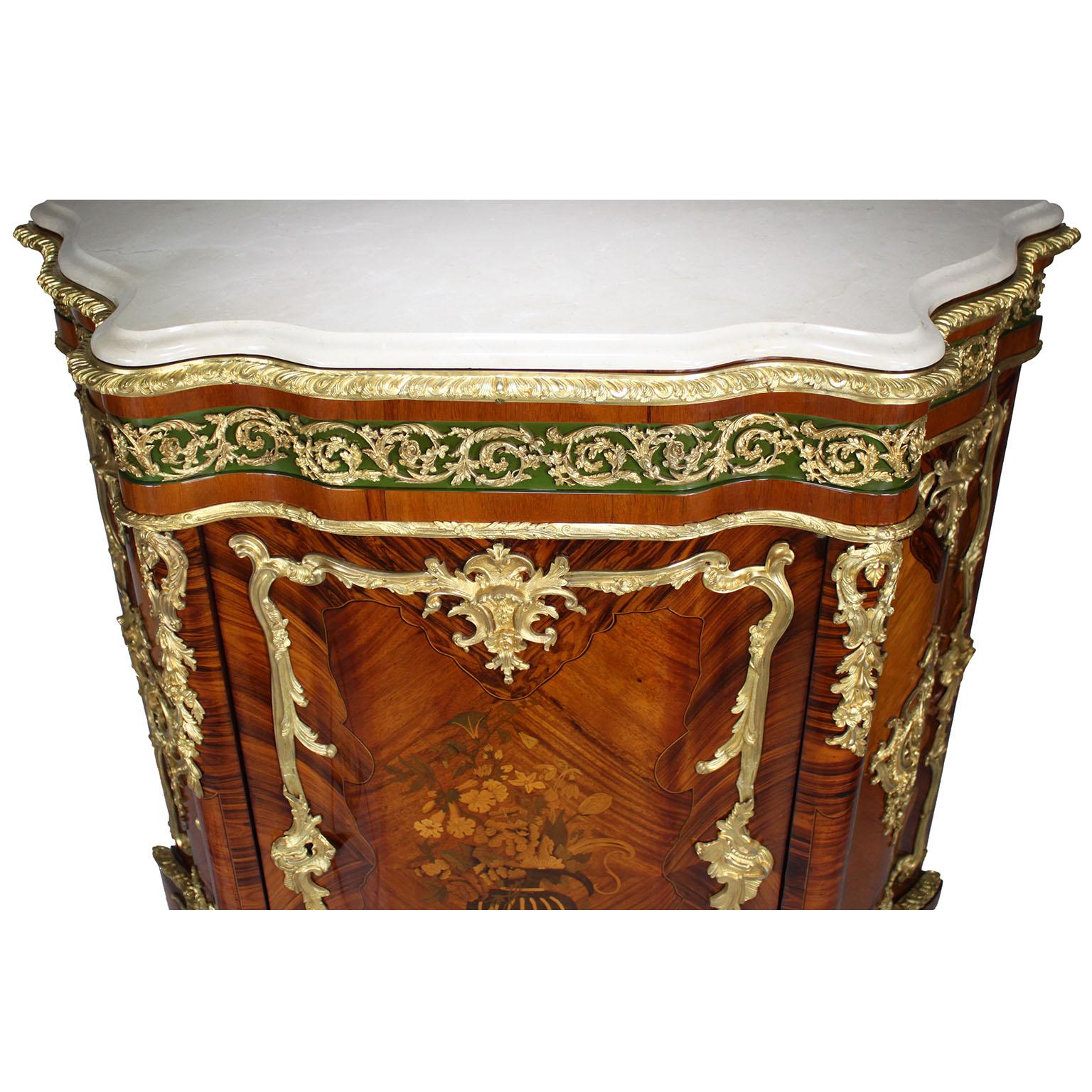 Coppia di armadietti laterali francesi del XIX secolo in stile Luigi XV con intarsio e ormolatura in vendita 3