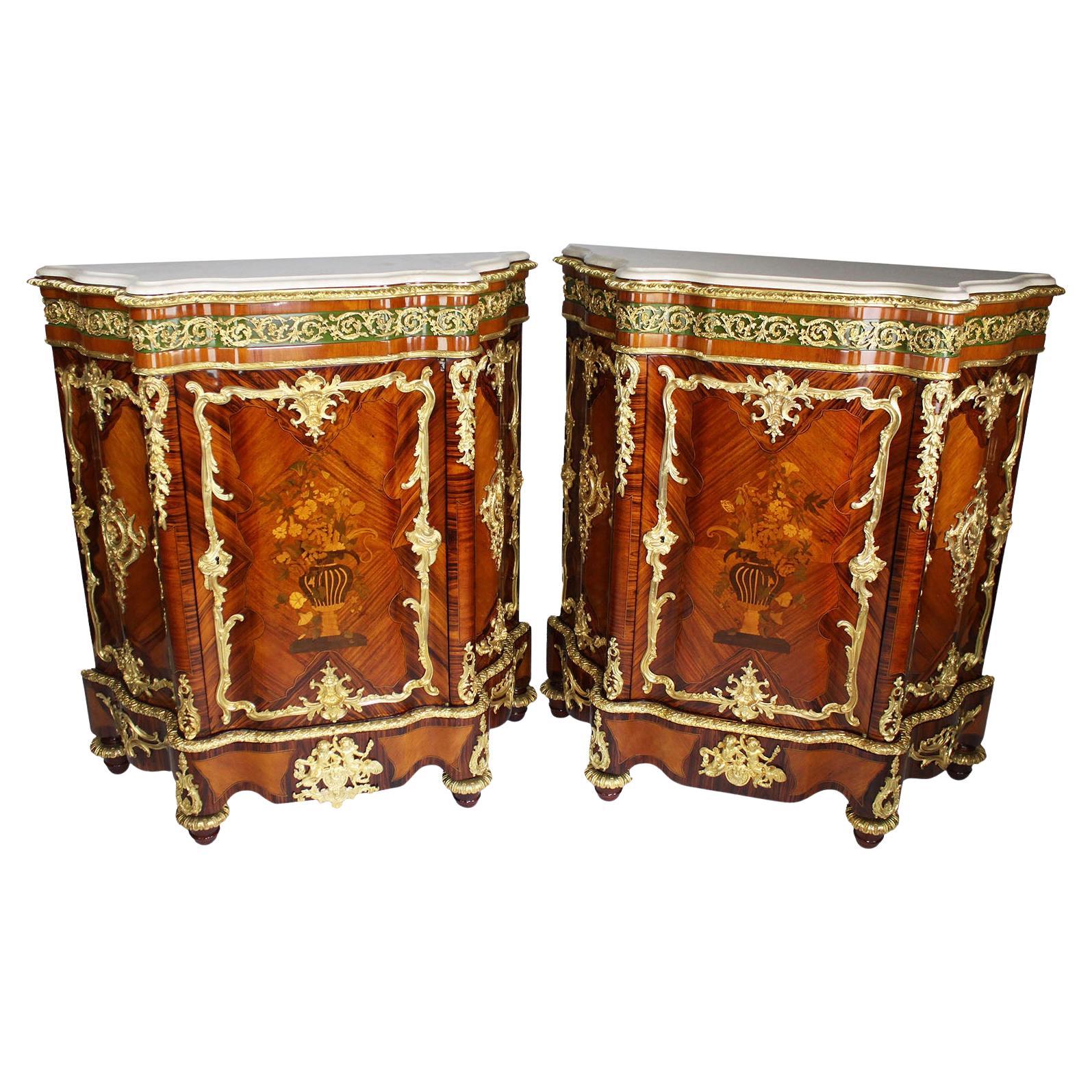 Coppia di armadietti laterali francesi del XIX secolo in stile Luigi XV con intarsio e ormolatura
