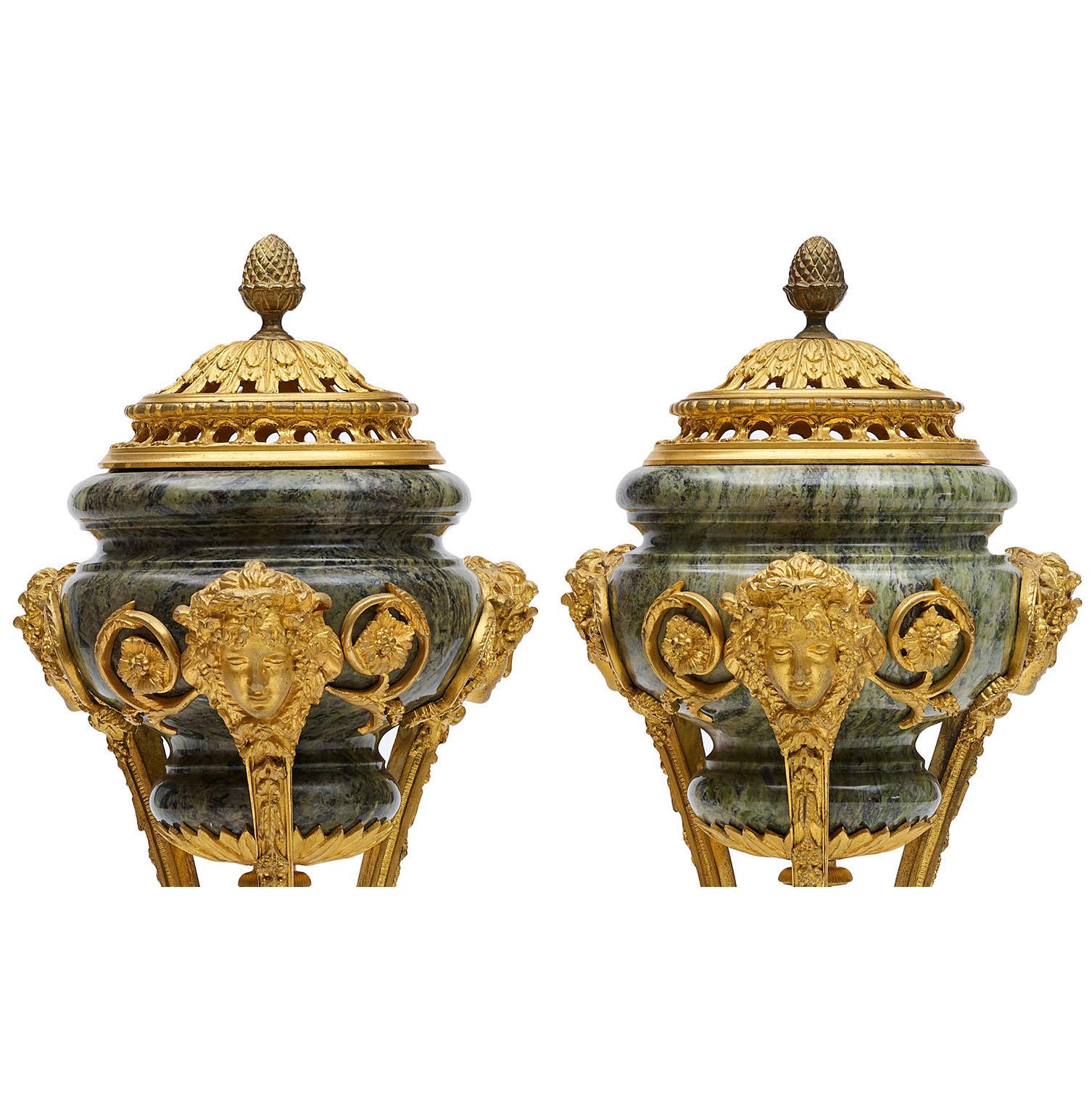 Paar französische Räuchergefäßbrenner im Louis-XV-Stil des 19. Jahrhunderts, Goldbronze-Montiert und Marmor (Französisch) im Angebot