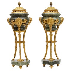 Paire de brûleurs d'encens de style Louis XV du 19ème siècle montés en bronze doré et en marbre