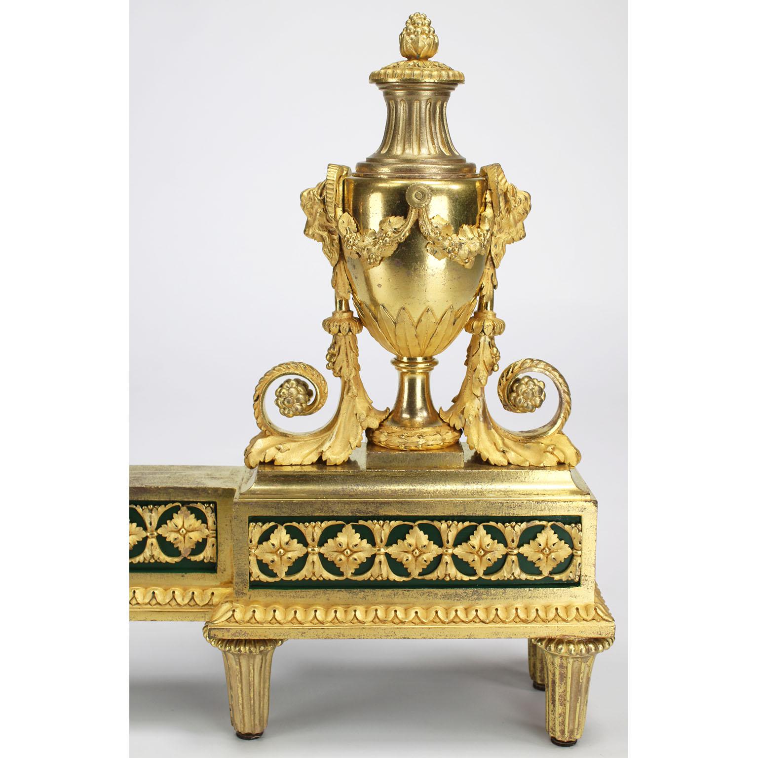 Paar französische figurale Chenets aus Goldbronze im Louis-XVI.-Stil des 19. Jahrhunderts, von Henry Dasson im Angebot 1