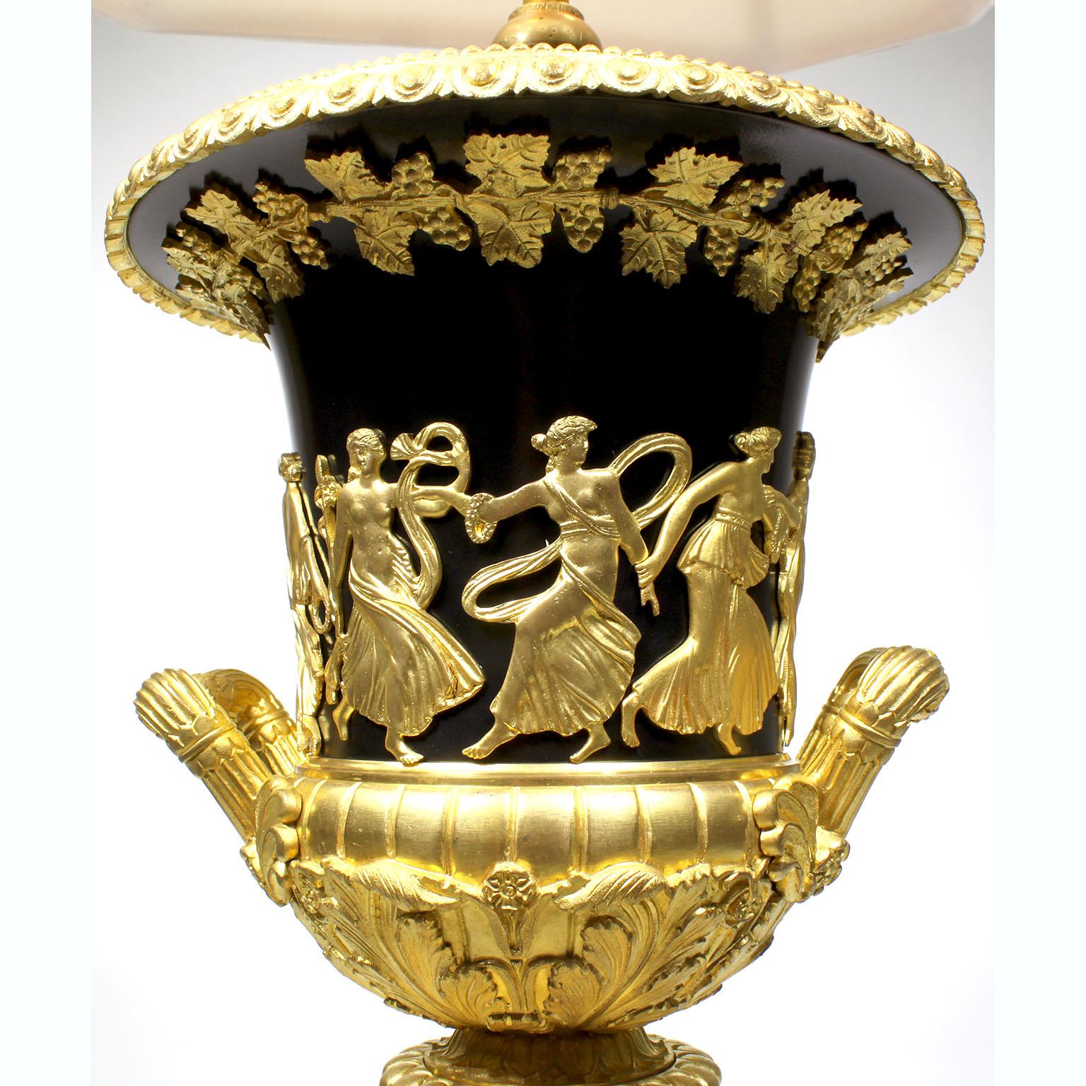 Paar französische Urnen-Tischlampen aus vergoldeter Bronze im Empire-Stil Napoleon III.-Stil des 19. Jahrhunderts im Angebot 5