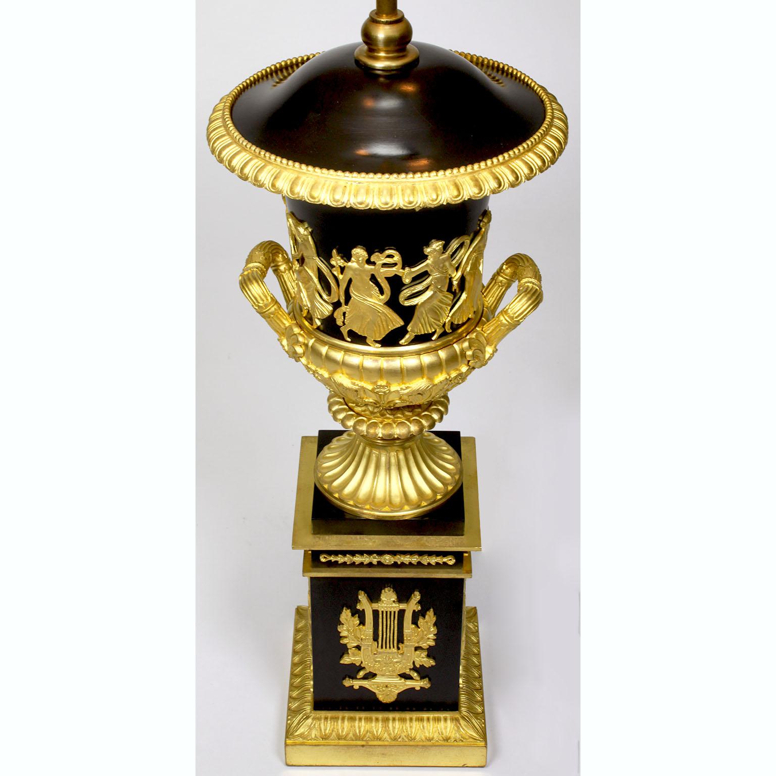 Paar französische Urnen-Tischlampen aus vergoldeter Bronze im Empire-Stil Napoleon III.-Stil des 19. Jahrhunderts im Angebot 6