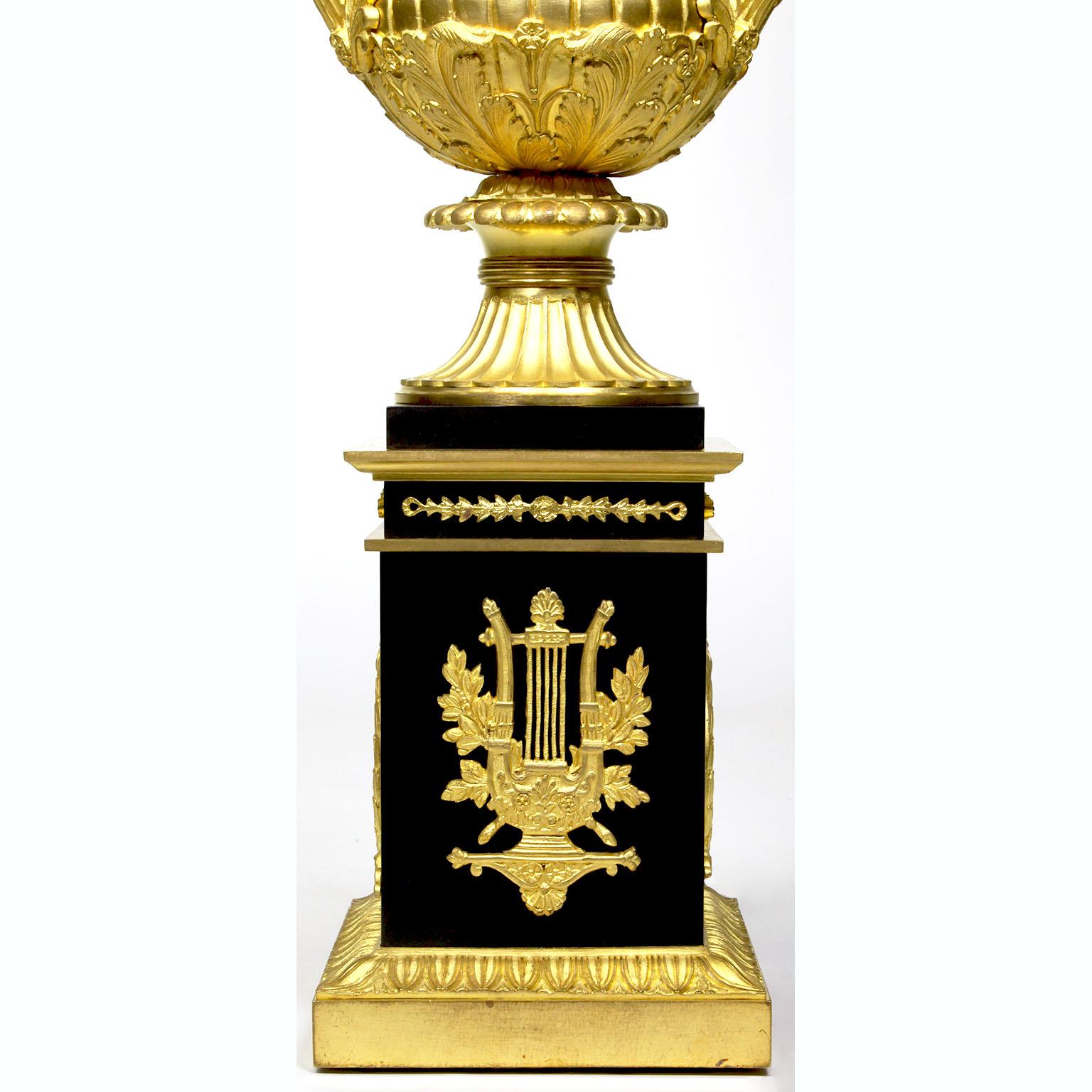 Paar französische Urnen-Tischlampen aus vergoldeter Bronze im Empire-Stil Napoleon III.-Stil des 19. Jahrhunderts im Angebot 7
