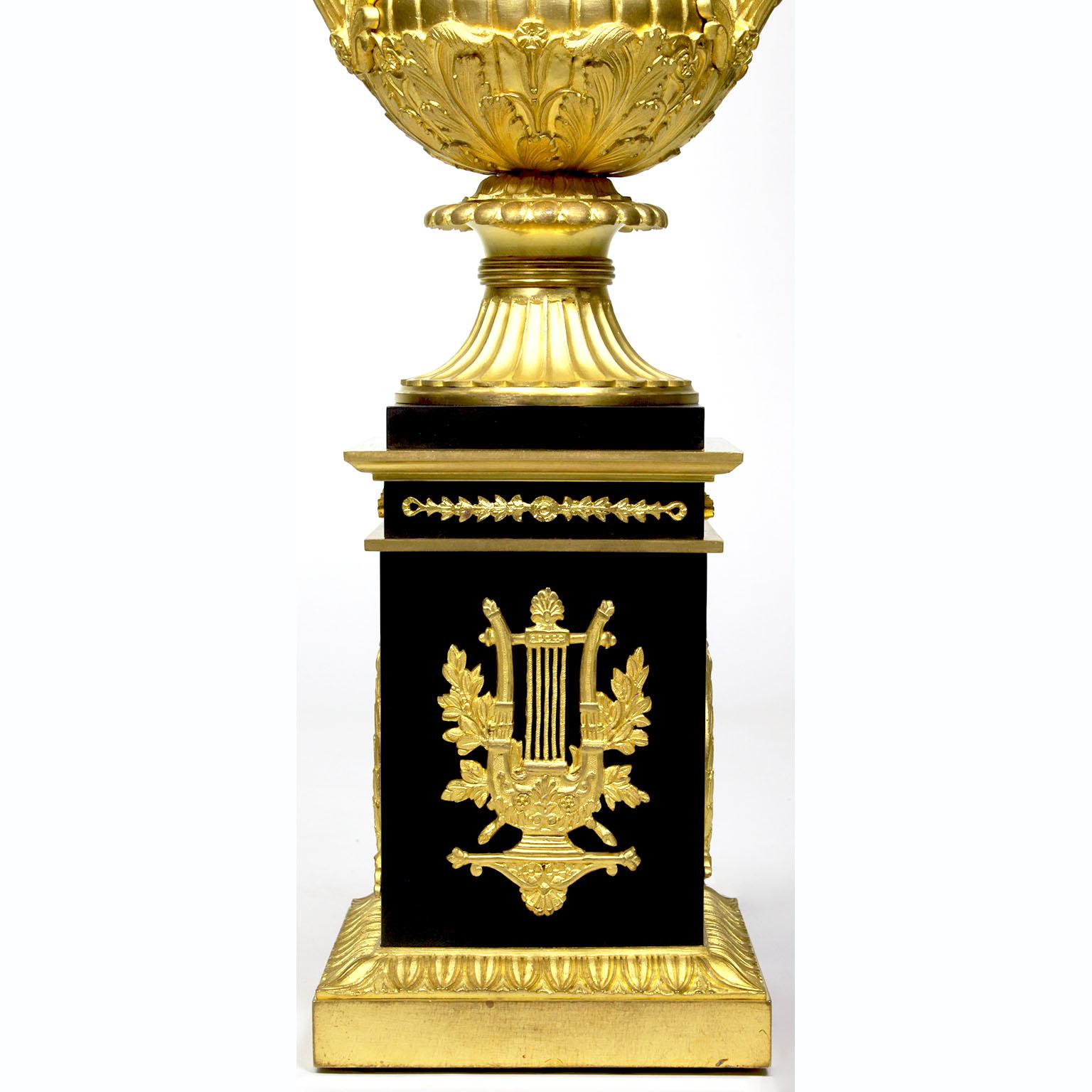 Paire de lampes de table en bronze doré de style Empire Napoléon III du XIXe siècle en vente 6