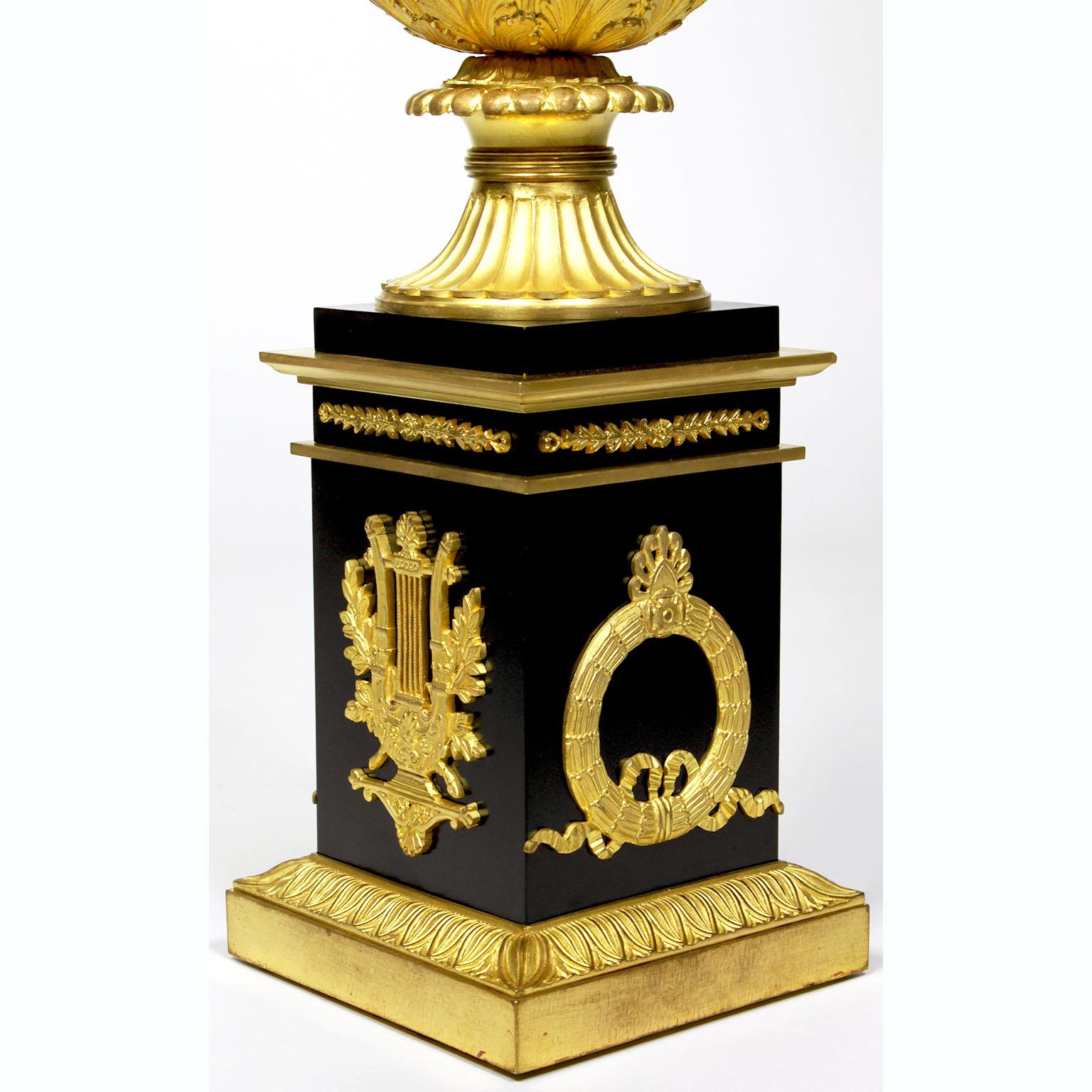Paar französische Urnen-Tischlampen aus vergoldeter Bronze im Empire-Stil Napoleon III.-Stil des 19. Jahrhunderts im Angebot 8