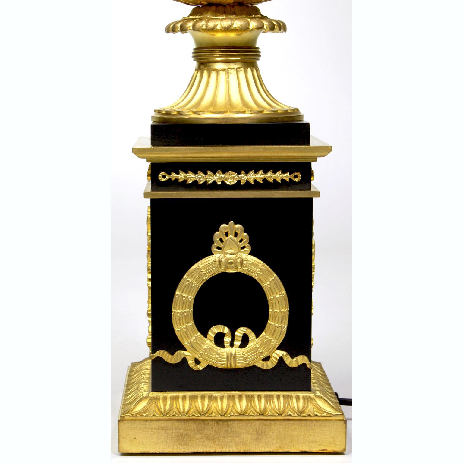 Paar französische Urnen-Tischlampen aus vergoldeter Bronze im Empire-Stil Napoleon III.-Stil des 19. Jahrhunderts im Angebot 9