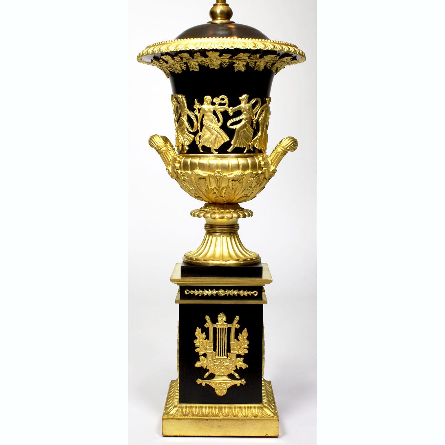 Ein feines Paar französischer Vasen im Empire-Stil Napoleons III. des 19. Jahrhunderts aus patinierter Bronze und vergoldeter Bronze mit allegorischem Deckel in der Art von Pierre-Philippe Thomire (Franzose, 1751-1843). Die eiförmigen,