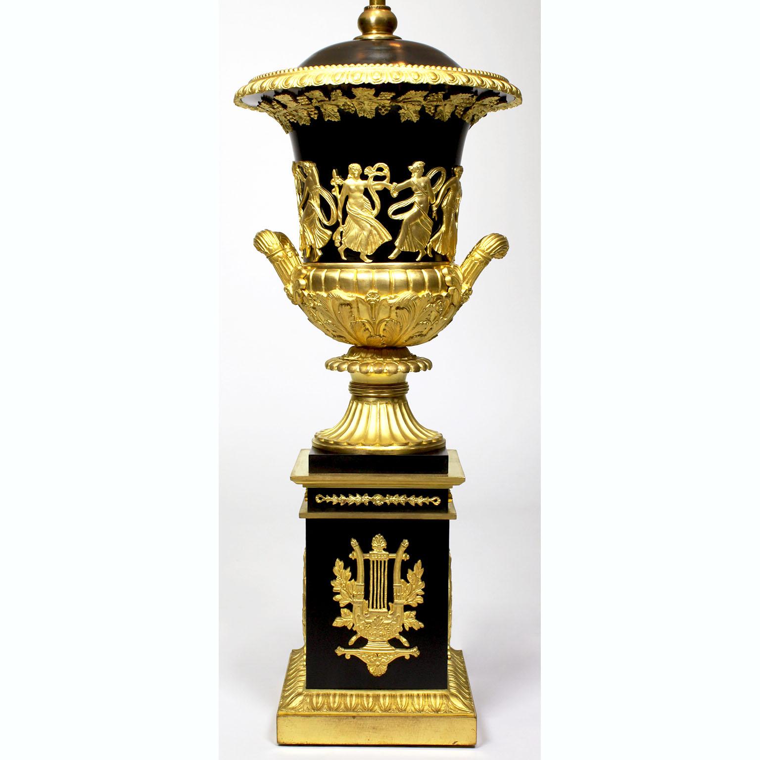 Paire de lampes-urnes couvertes allégoriques en bronze patiné et bronze doré de style Empire Napoléon III du XIXe siècle, à la manière de Pierre-Philippe Thomire (français, 1751-1843). Les urnes ovoïdes en forme de campanules émaillées de noir,