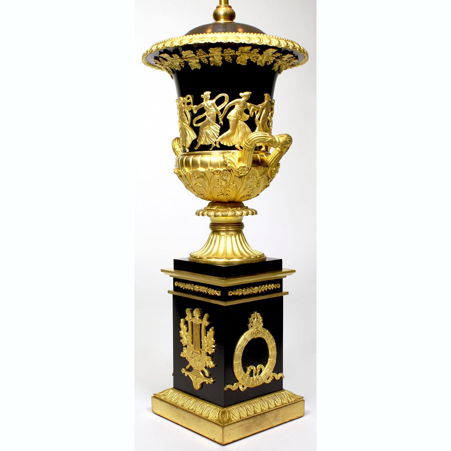 Français Paire de lampes de table en bronze doré de style Empire Napoléon III du XIXe siècle en vente