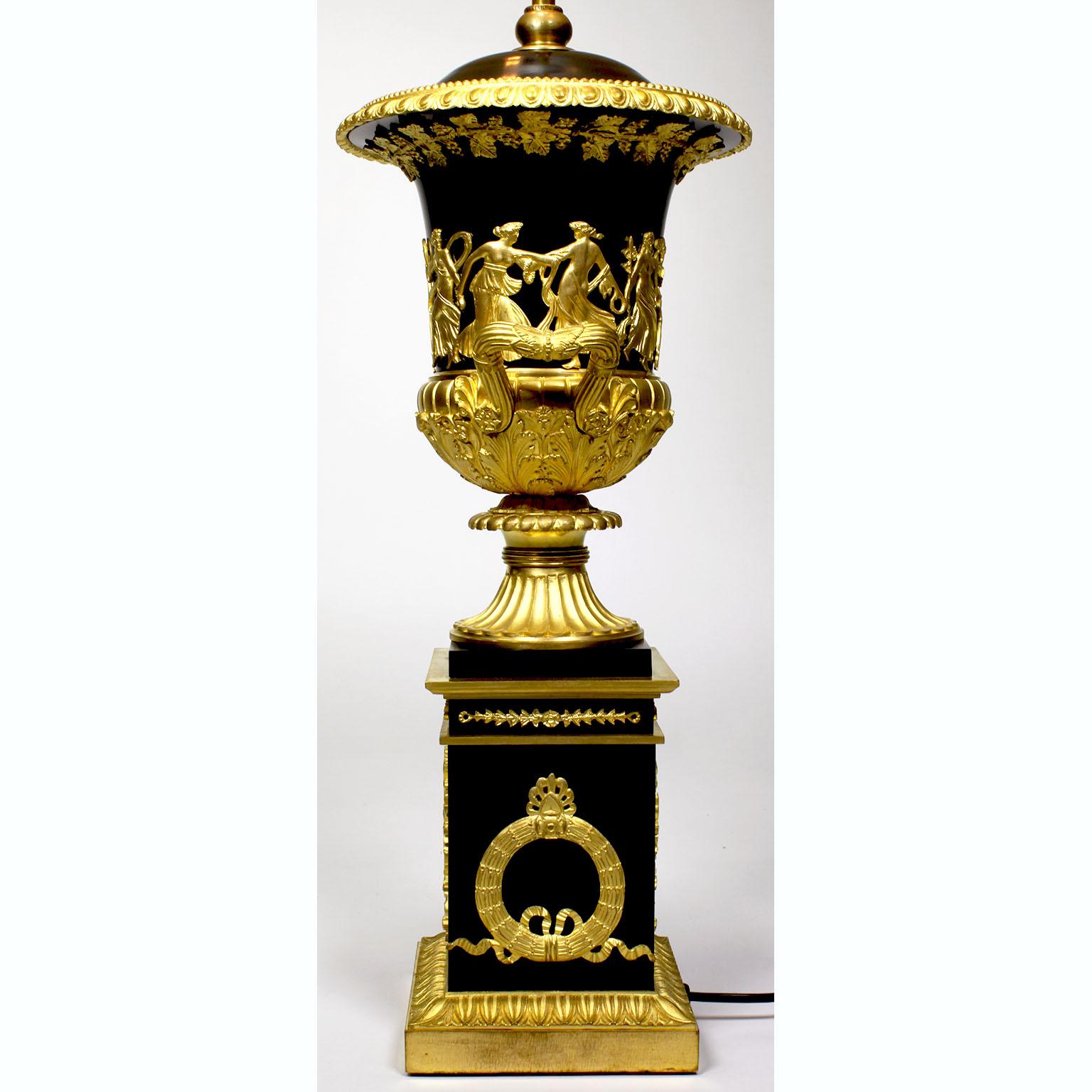 Paar französische Urnen-Tischlampen aus vergoldeter Bronze im Empire-Stil Napoleon III.-Stil des 19. Jahrhunderts (Patiniert) im Angebot