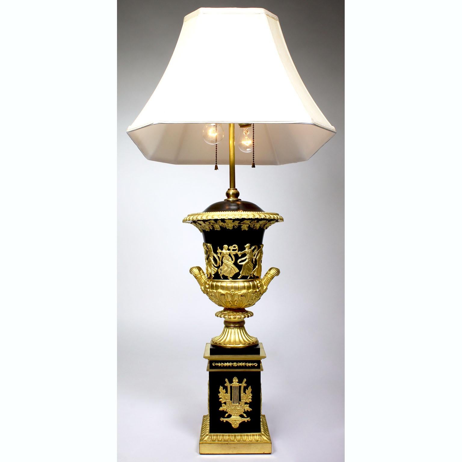 Paar französische Urnen-Tischlampen aus vergoldeter Bronze im Empire-Stil Napoleon III.-Stil des 19. Jahrhunderts im Angebot 1