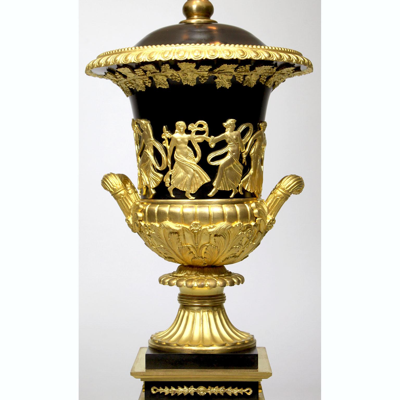 Paar französische Urnen-Tischlampen aus vergoldeter Bronze im Empire-Stil Napoleon III.-Stil des 19. Jahrhunderts im Angebot 2
