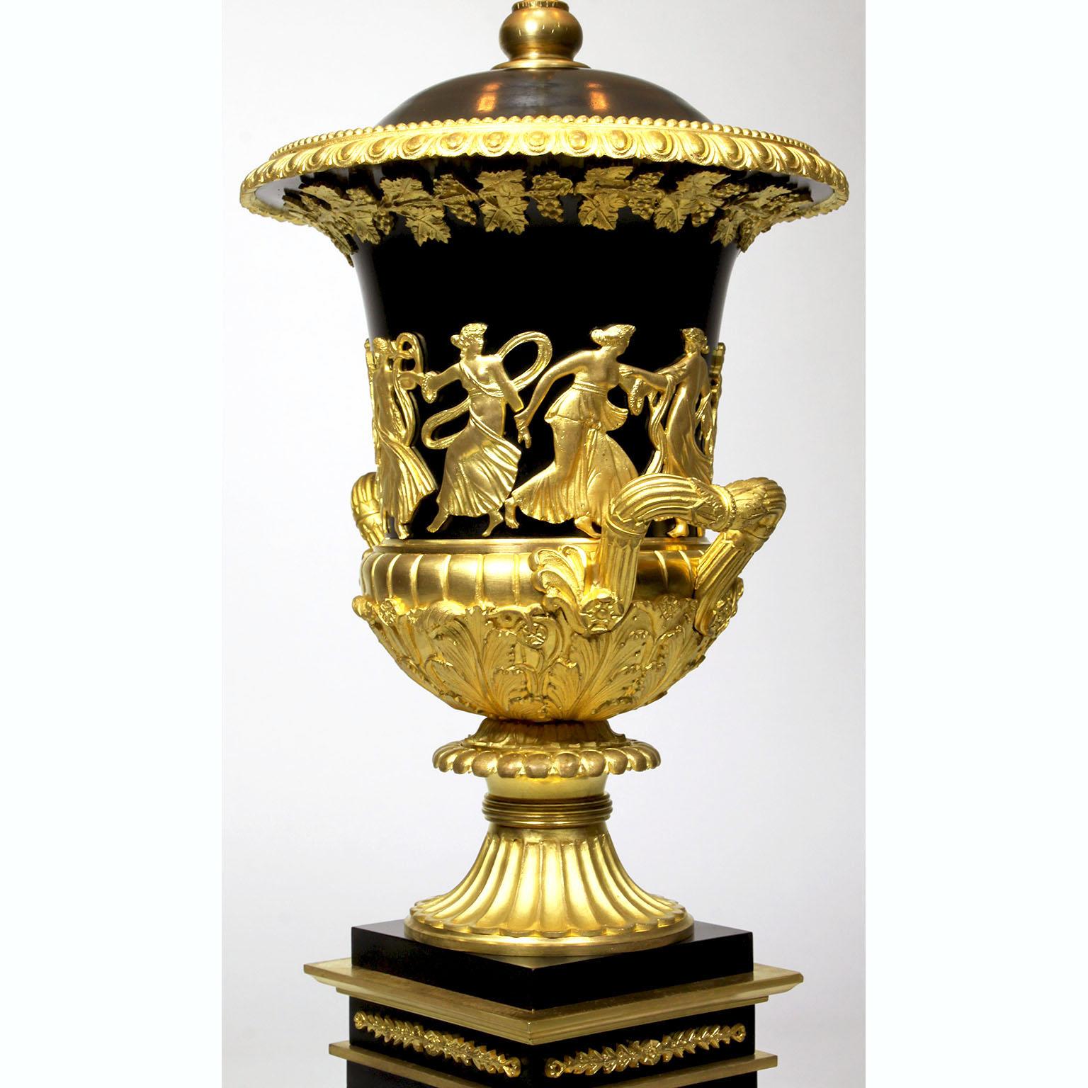 Paar französische Urnen-Tischlampen aus vergoldeter Bronze im Empire-Stil Napoleon III.-Stil des 19. Jahrhunderts im Angebot 3