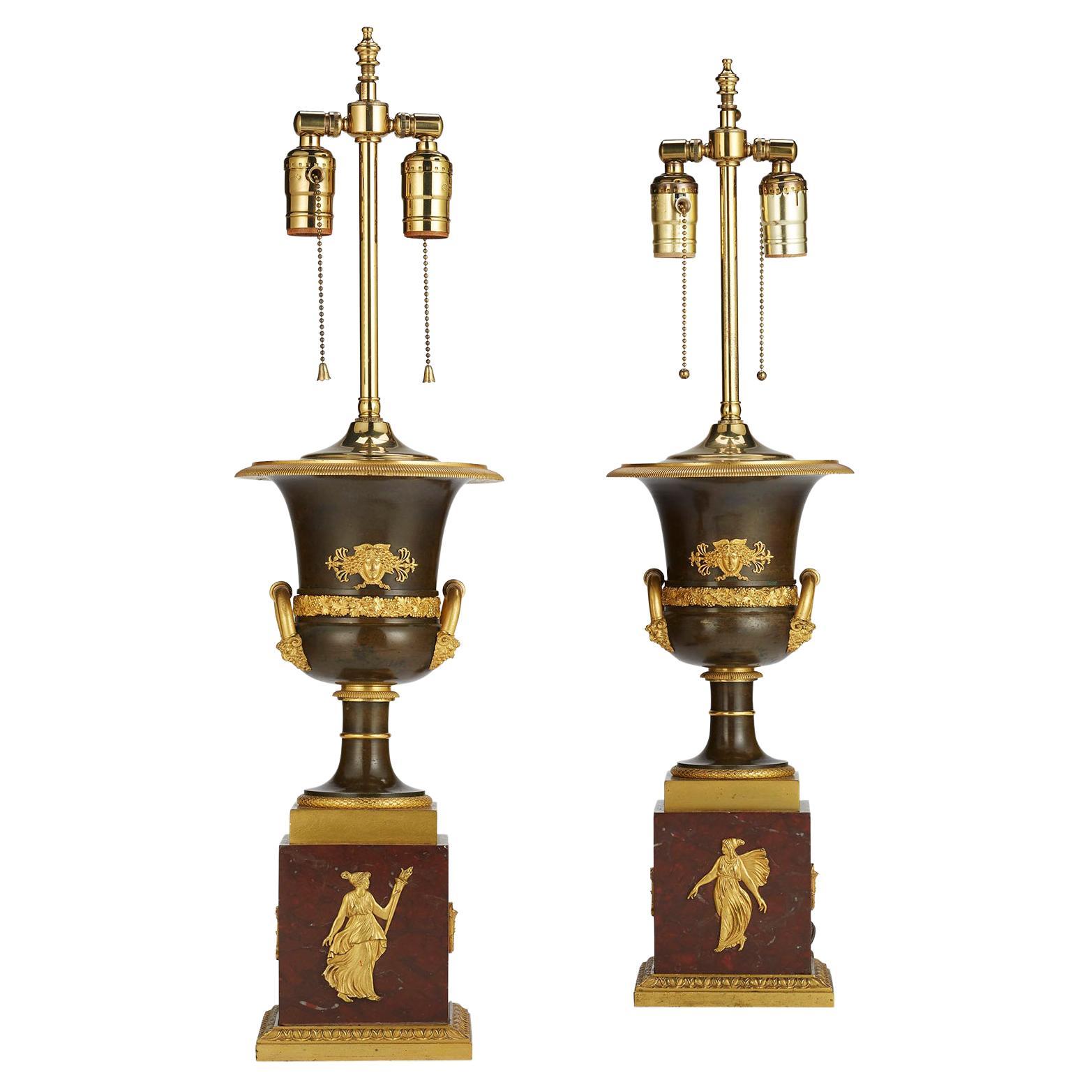 Paar französische Urnen-Tischlampen aus vergoldeter Bronze im Empire-Stil von Napoleon III. des 19. Jahrhunderts