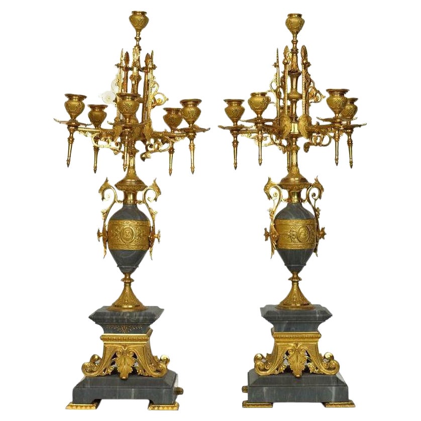 Pareja de candelabros neogrecianos franceses del siglo XIX de bronce dorado y mármol Bleu Turquin en venta