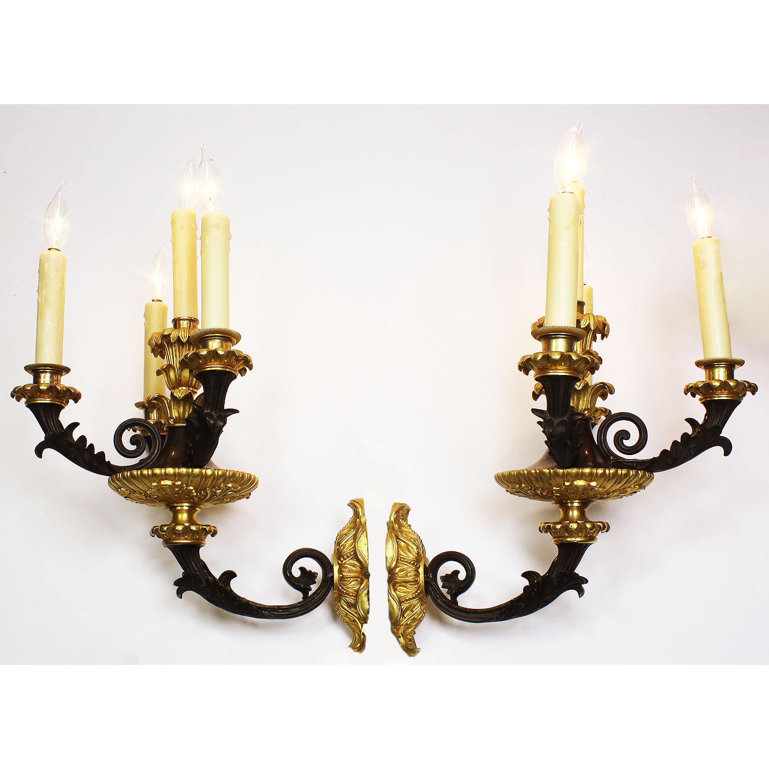 Fino par de apliques de pared (apliques de pared) de cuatro luces, de estilo neoclásico francés del siglo XIX, de renacimiento imperio, en bronce dorado y patinado. Los candelabros de bronce ornamentado con un diseño de hojas de acanto que