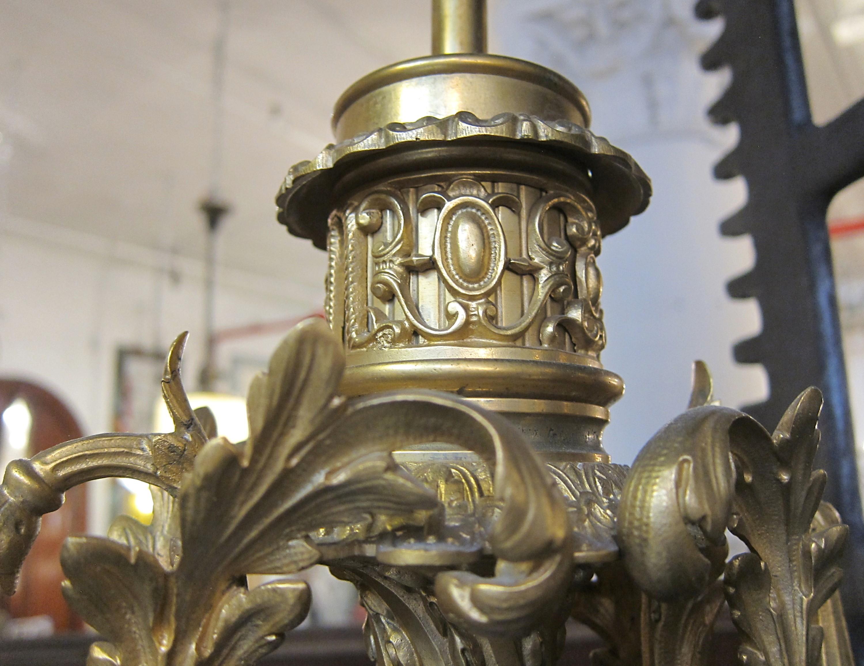 Paire de lampes de table à 2 ampoules en porcelaine à urne du 19e siècle en vente 2