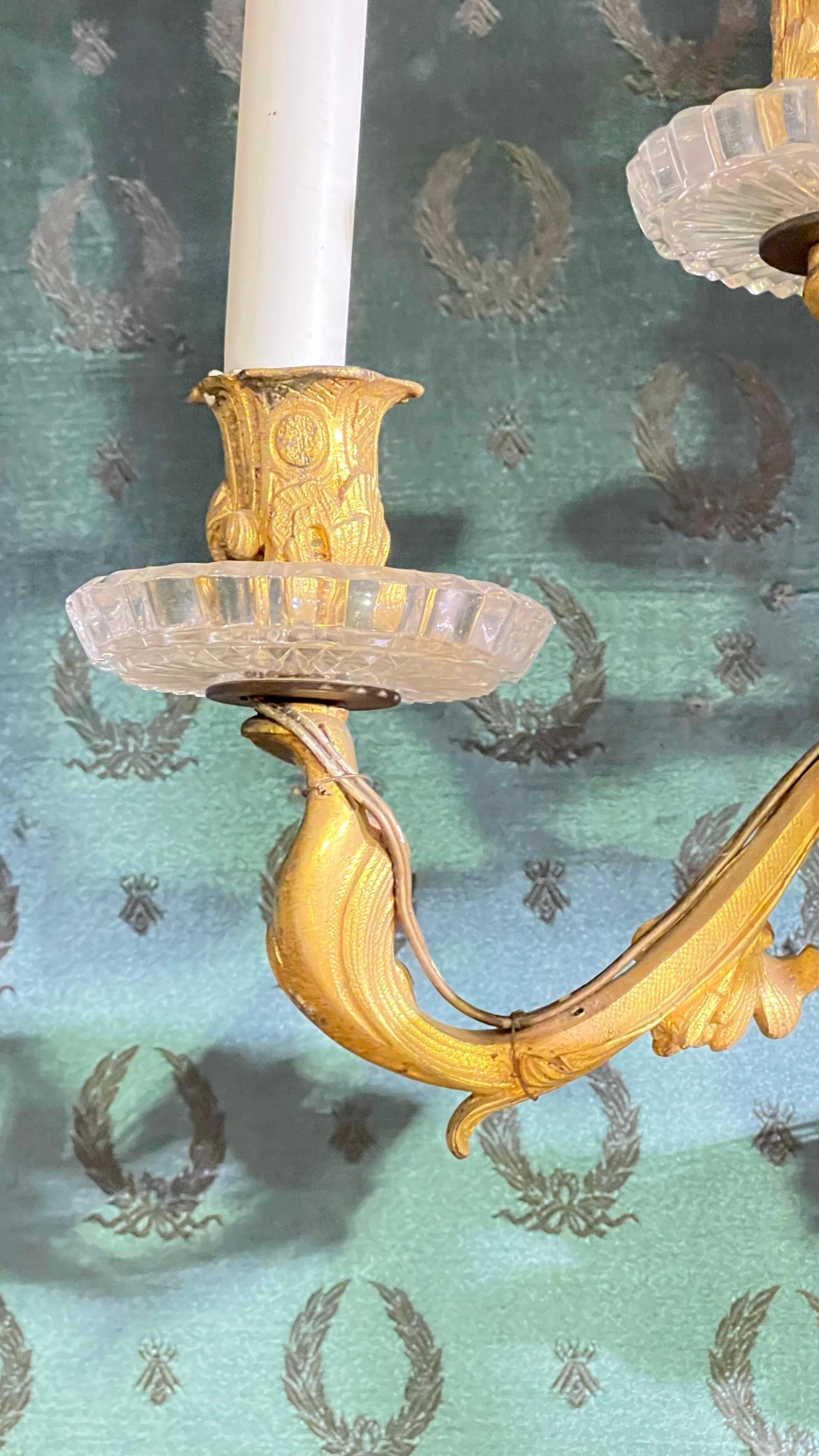 Paar französische Louis XV.-Wandleuchter aus vergoldeter Bronze und Kristall im Rokoko-Stil des 19. Jahrhunderts im Angebot 4