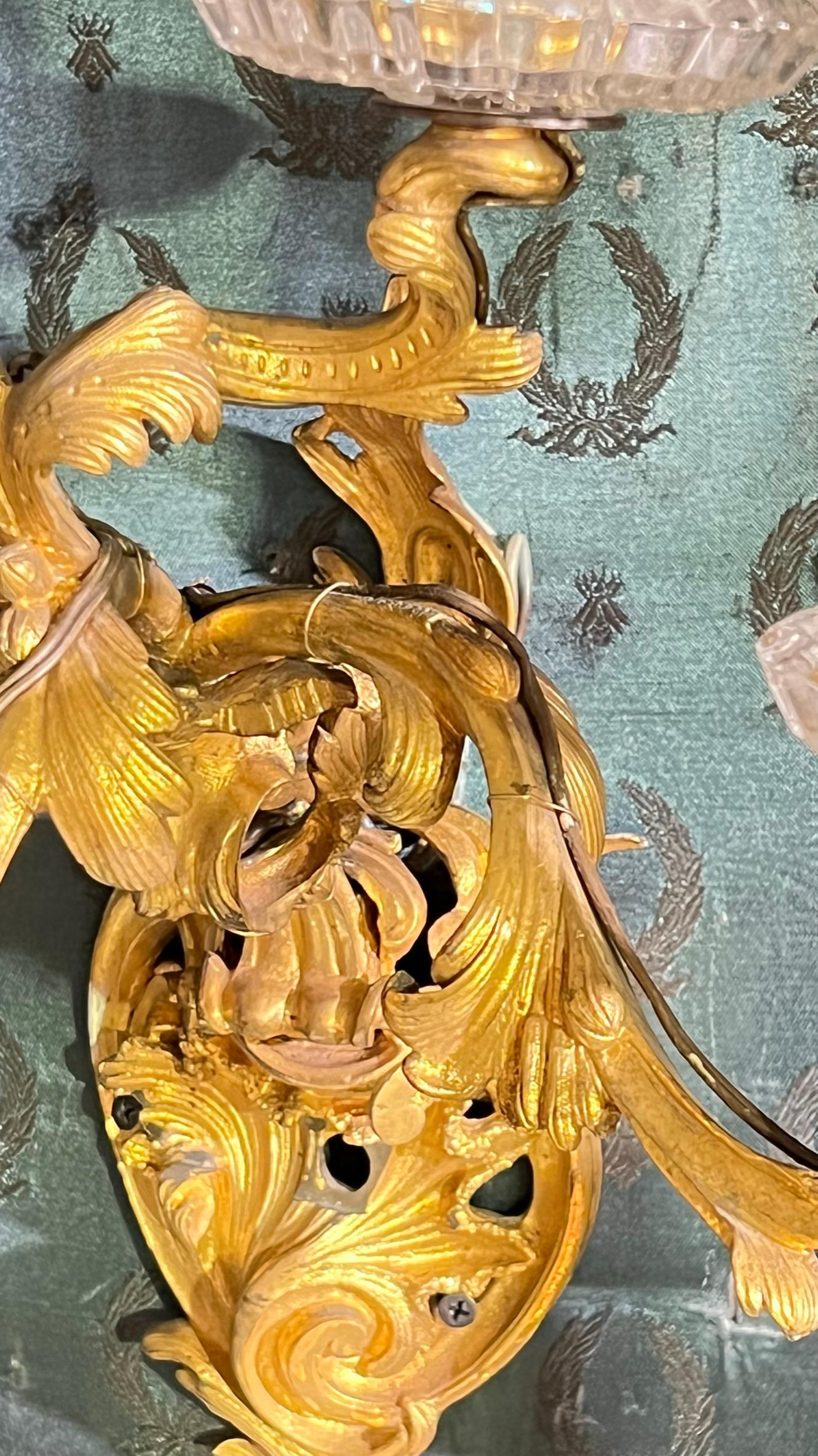 Paar französische fünfarmige Wandleuchter aus vergoldeter Bronze und Kristall im Rokoko-Stil des 19. Jahrhunderts im Angebot 5