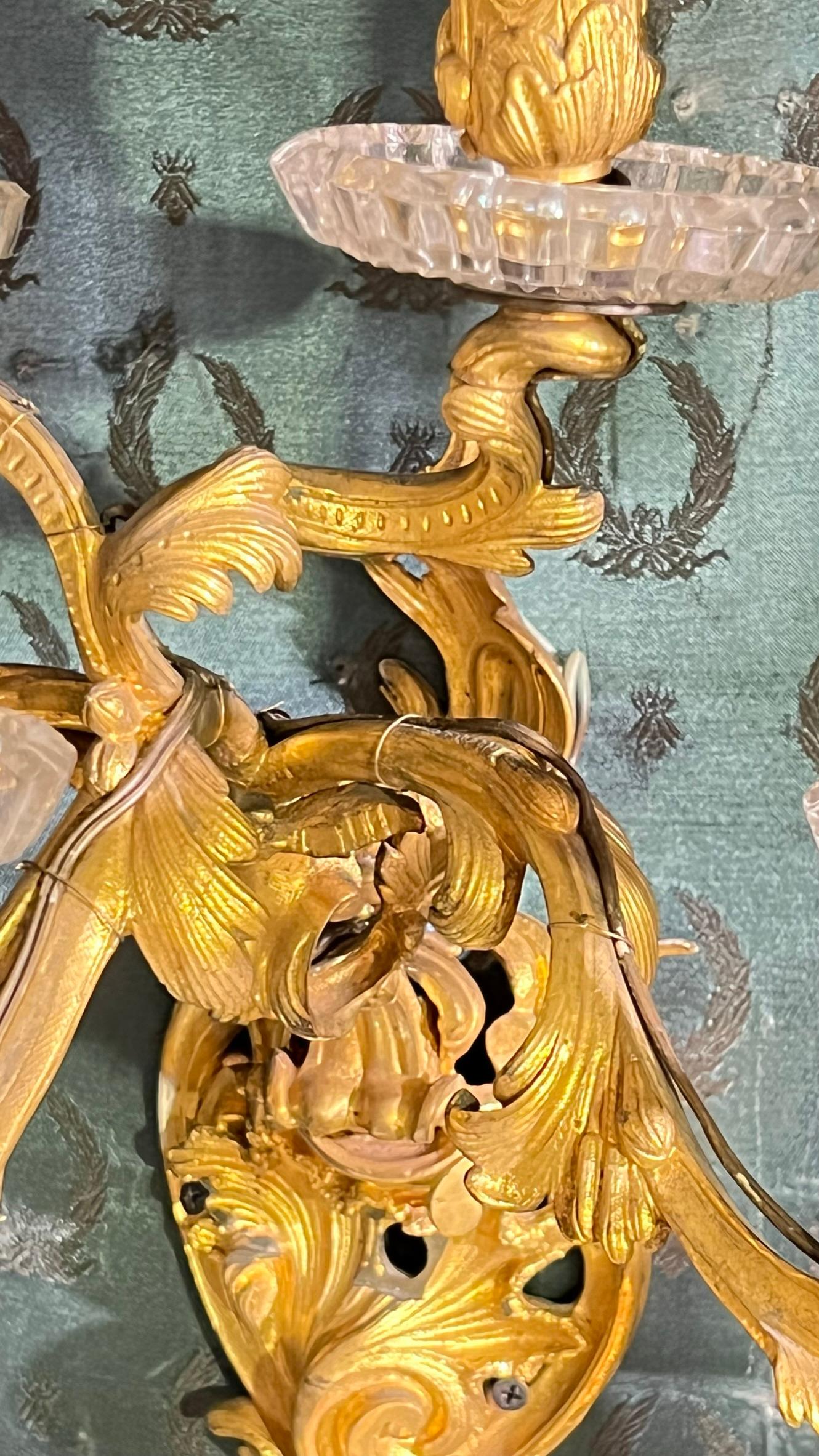 Paire d'appliques françaises de style rococo du 19ème siècle à cinq bras en bronze doré et cristal en vente 4