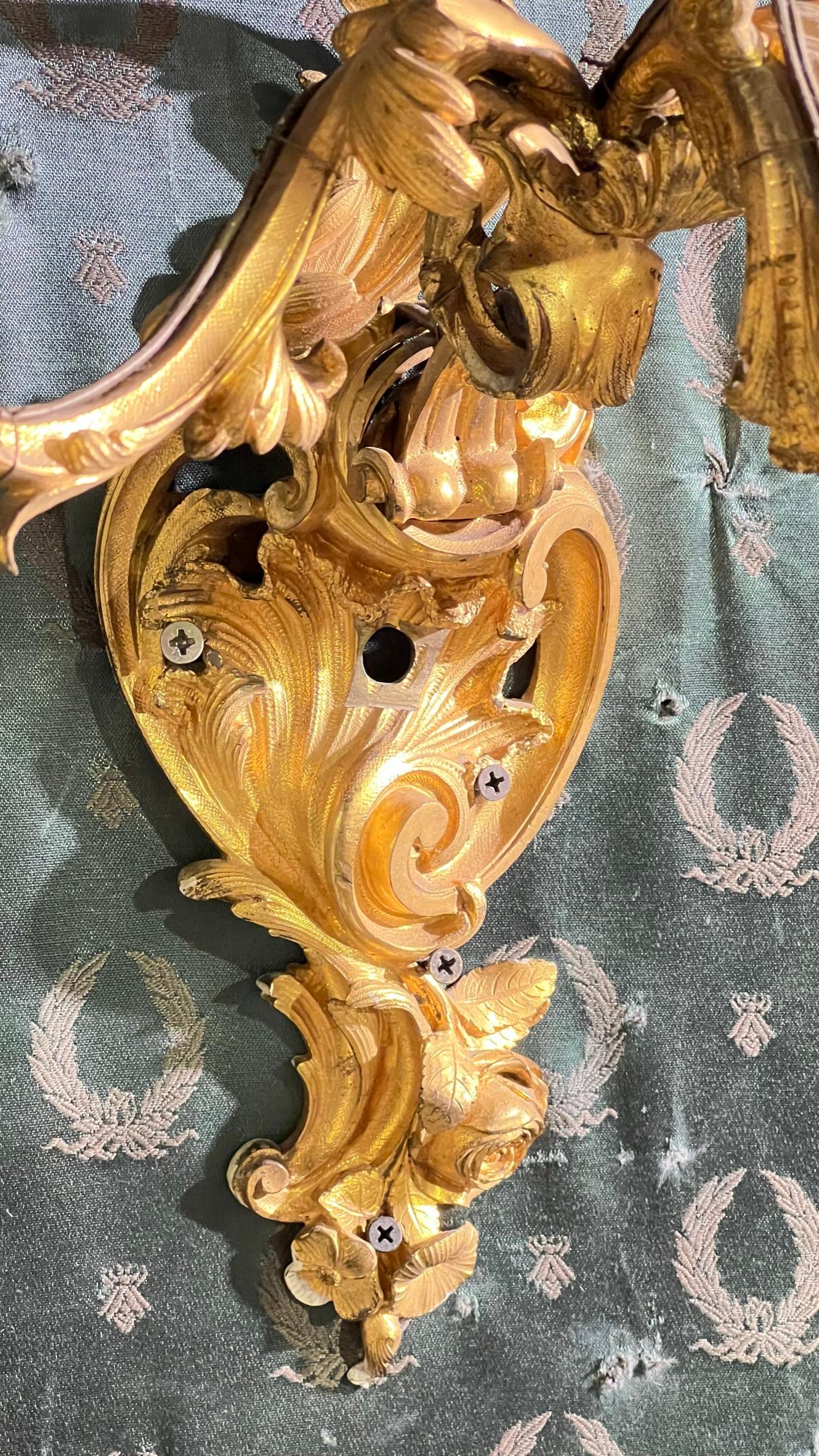 Paire d'appliques françaises de style rococo du 19ème siècle à cinq bras en bronze doré et cristal en vente 5