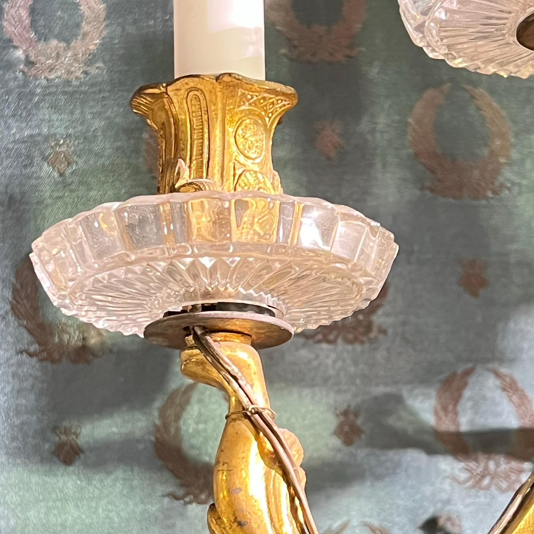 Paire d'appliques françaises de style rococo du 19ème siècle à cinq bras en bronze doré et cristal en vente 7