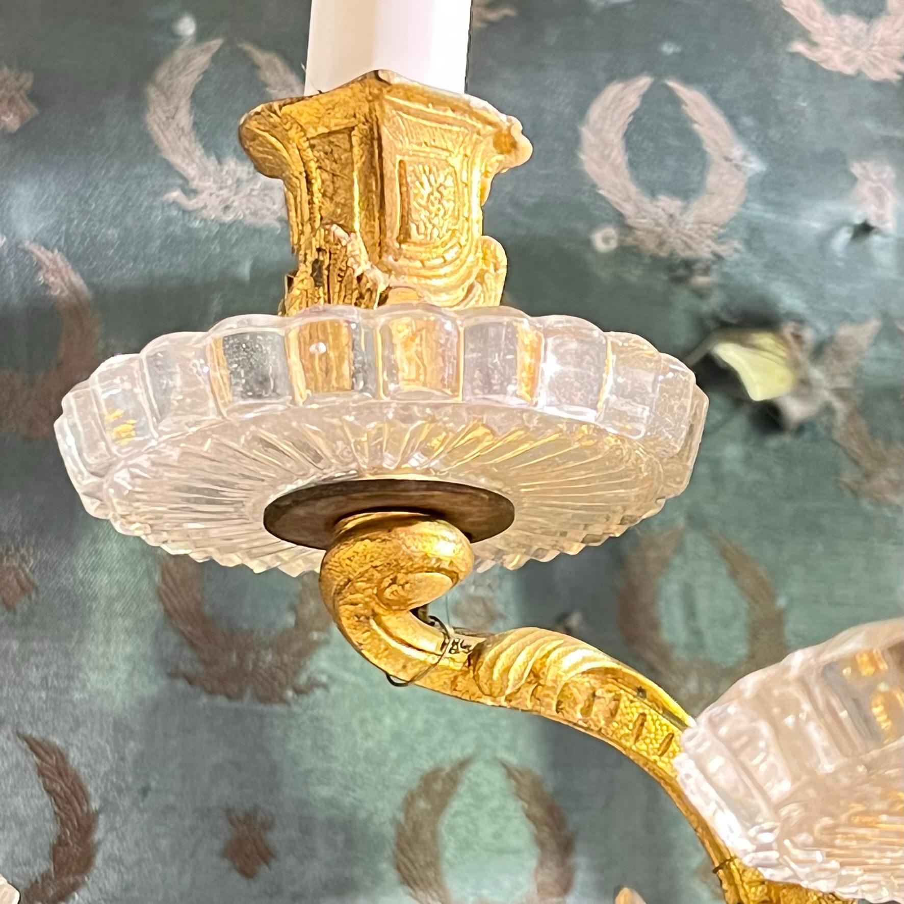 Paire d'appliques françaises de style rococo du 19ème siècle à cinq bras en bronze doré et cristal en vente 8
