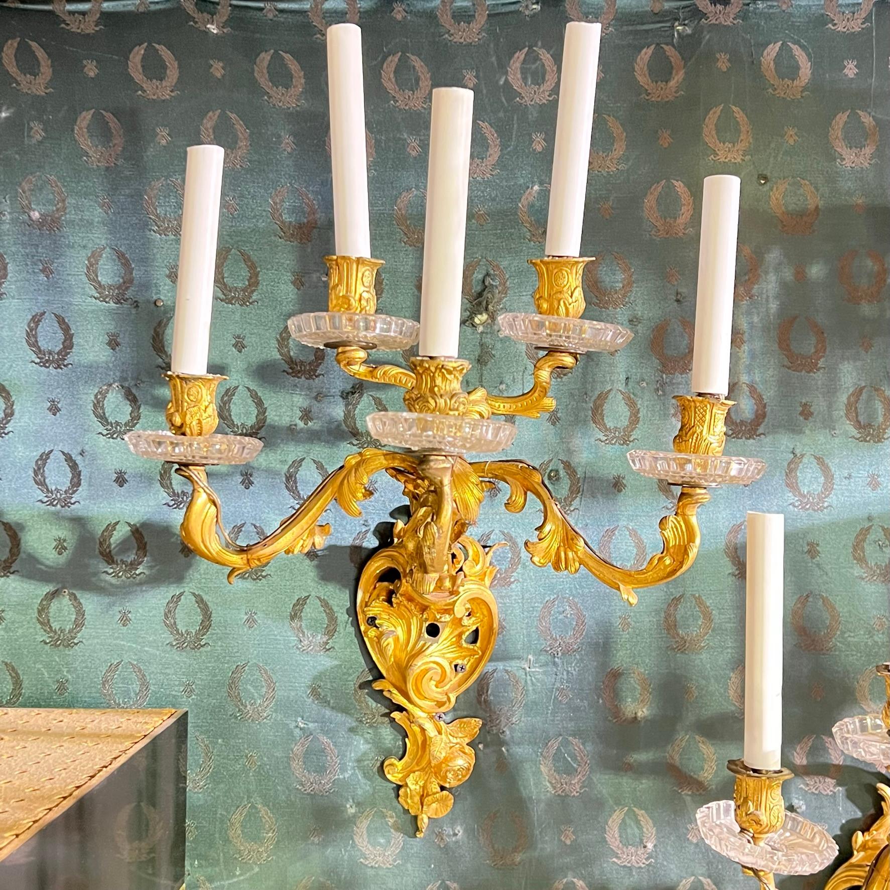 Doré Paire d'appliques françaises de style rococo du 19ème siècle à cinq bras en bronze doré et cristal en vente