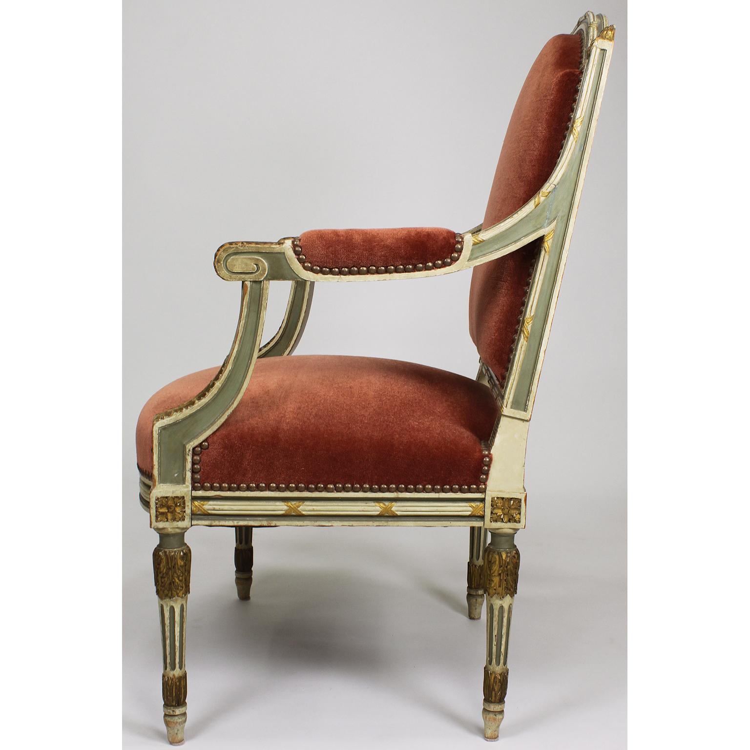 Velours Paire de fauteuils de style Louis XVI français dorés, peints en crème et vert en vente