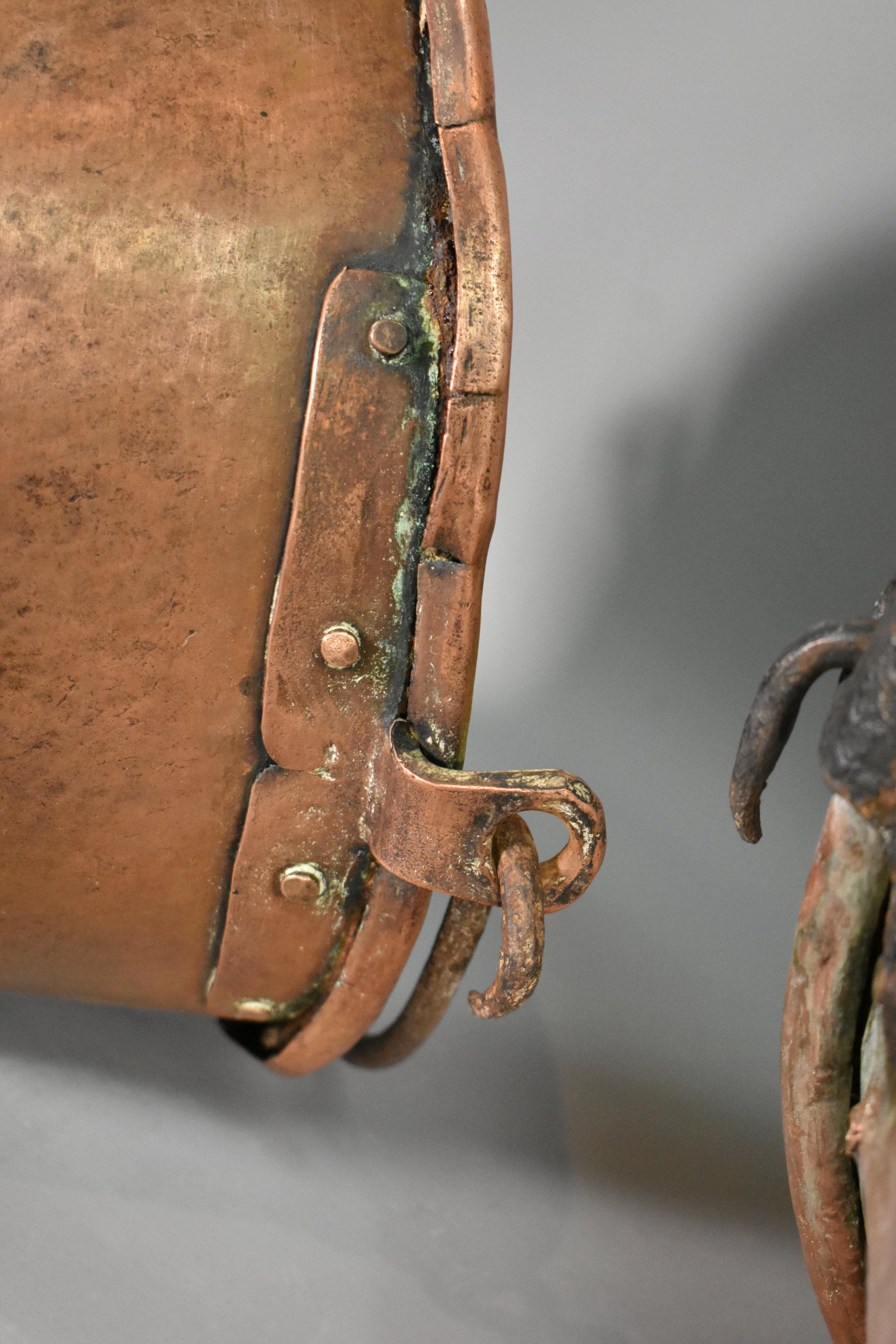 Coppia di calderoni francesi in rame antico in vendita 3