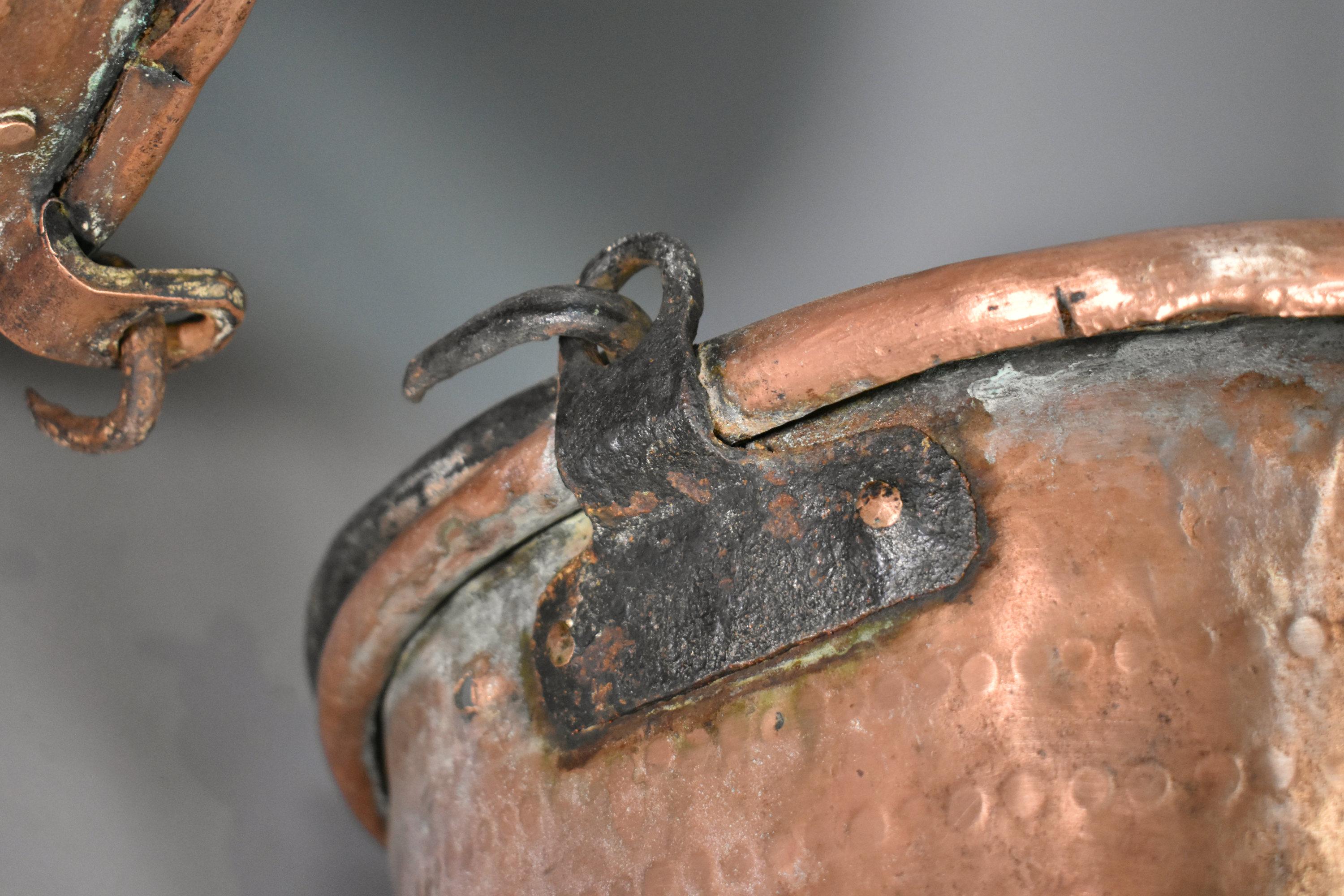 Coppia di calderoni francesi in rame antico in vendita 4