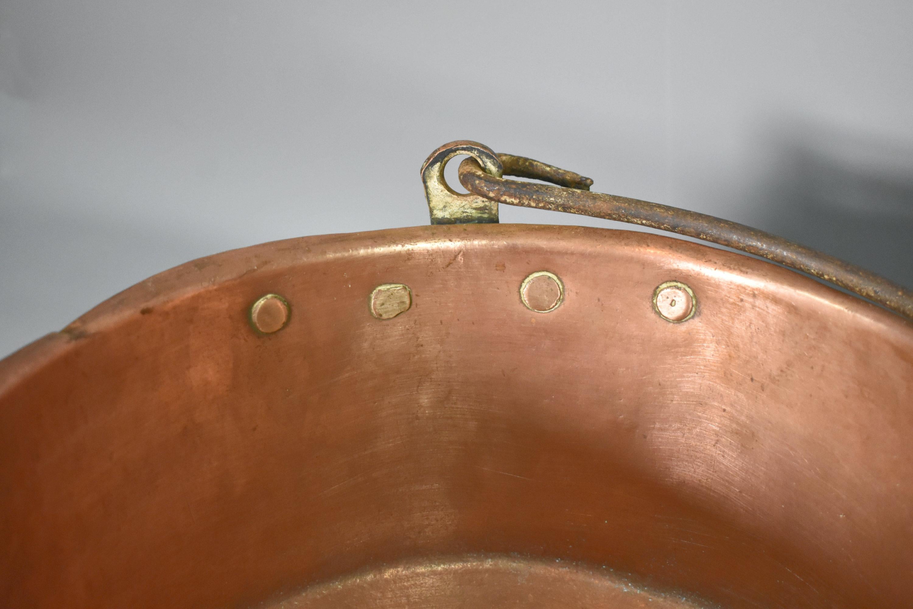 Coppia di calderoni francesi in rame antico in vendita 5