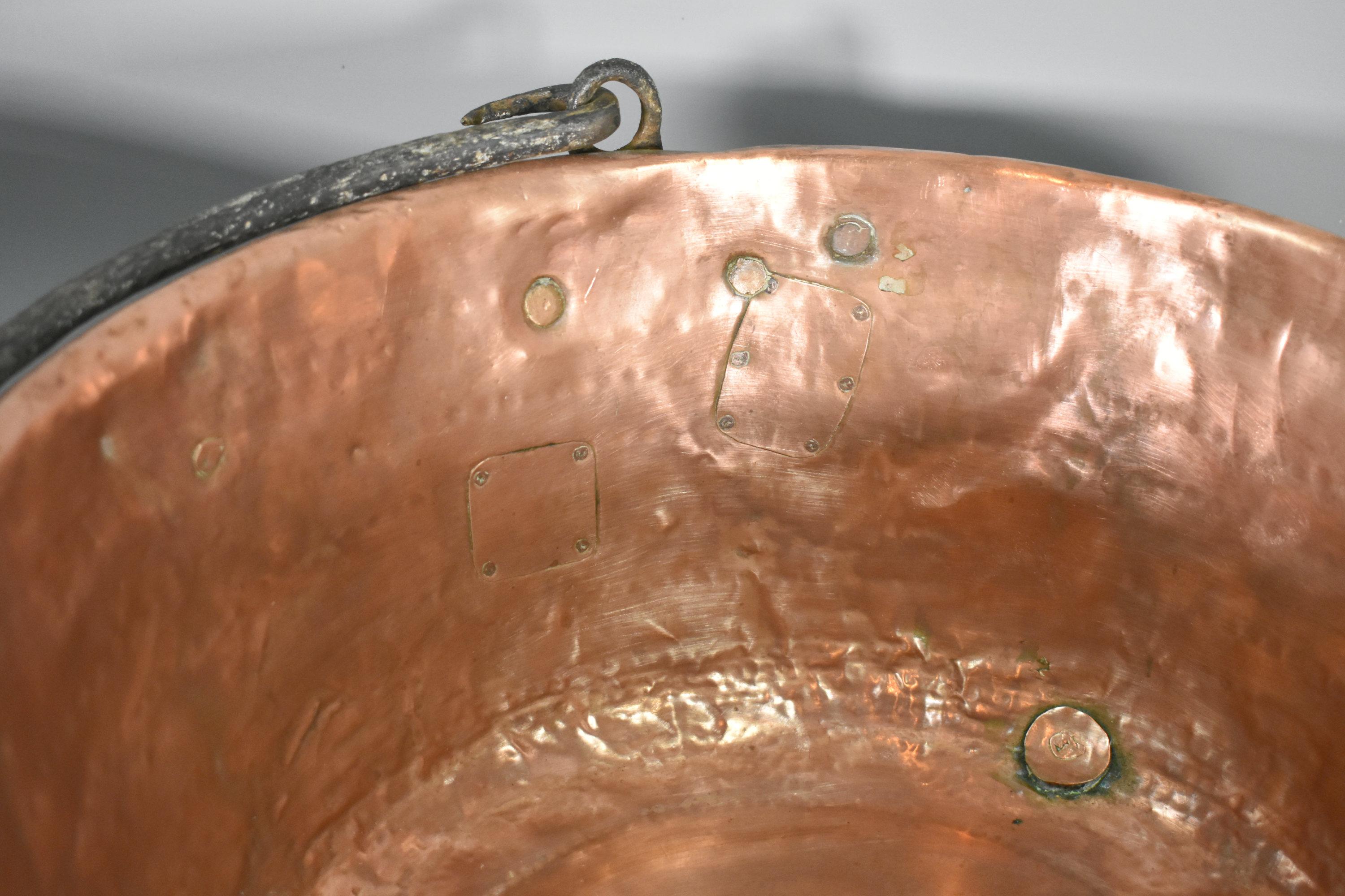 Coppia di calderoni francesi in rame antico in vendita 6