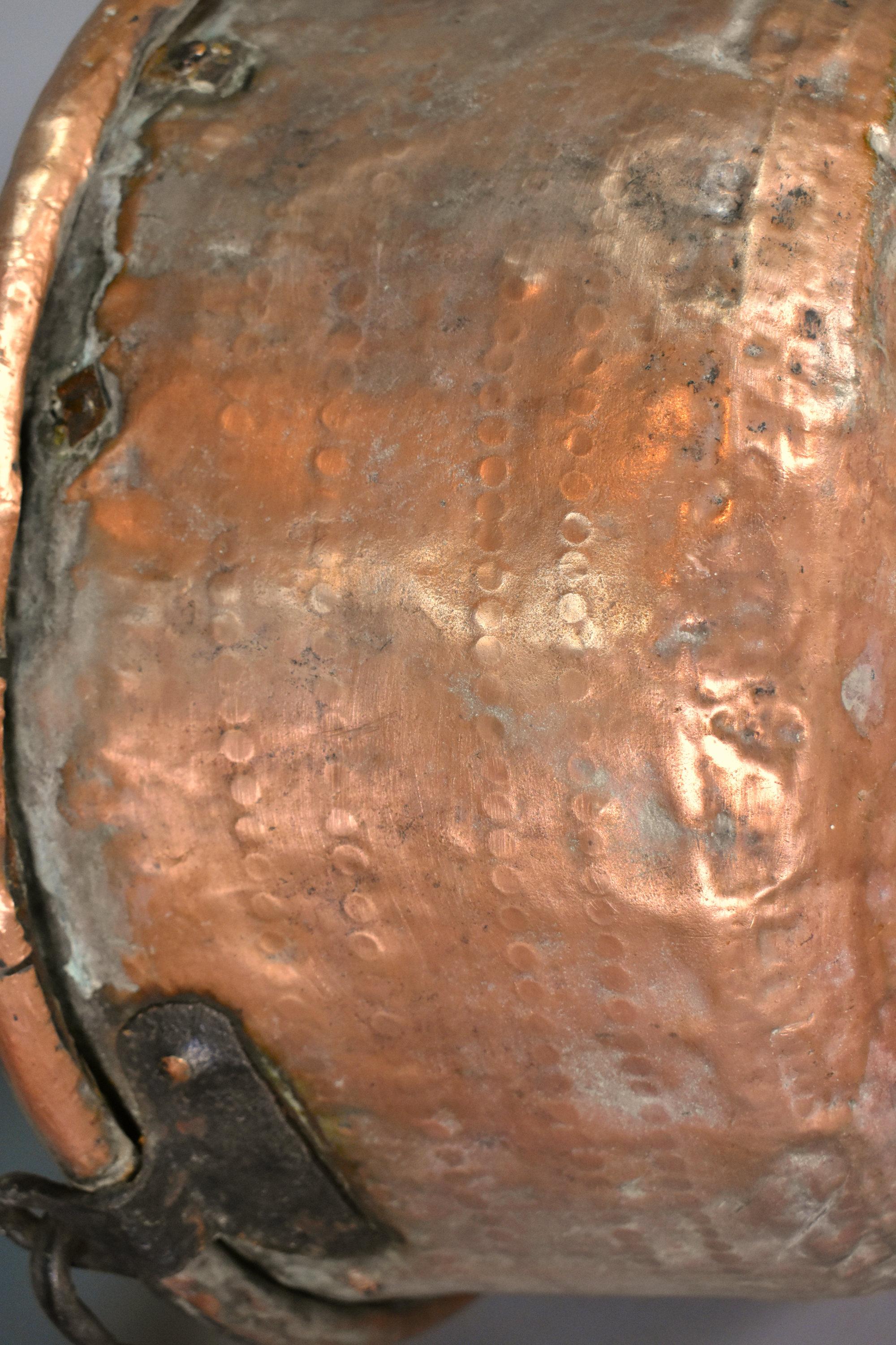 Coppia di calderoni francesi in rame antico in vendita 7