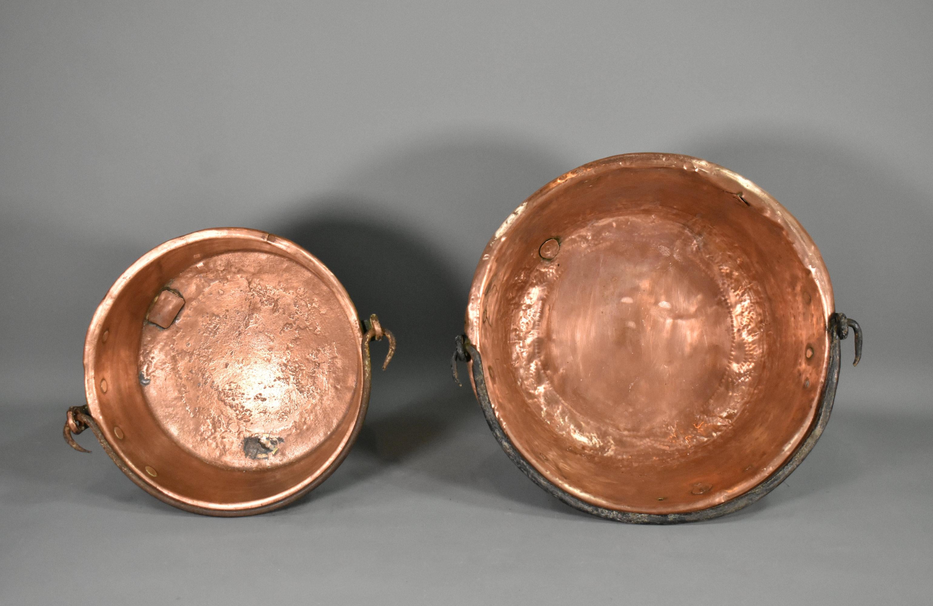 Coppia di calderoni francesi in rame antico in vendita 8