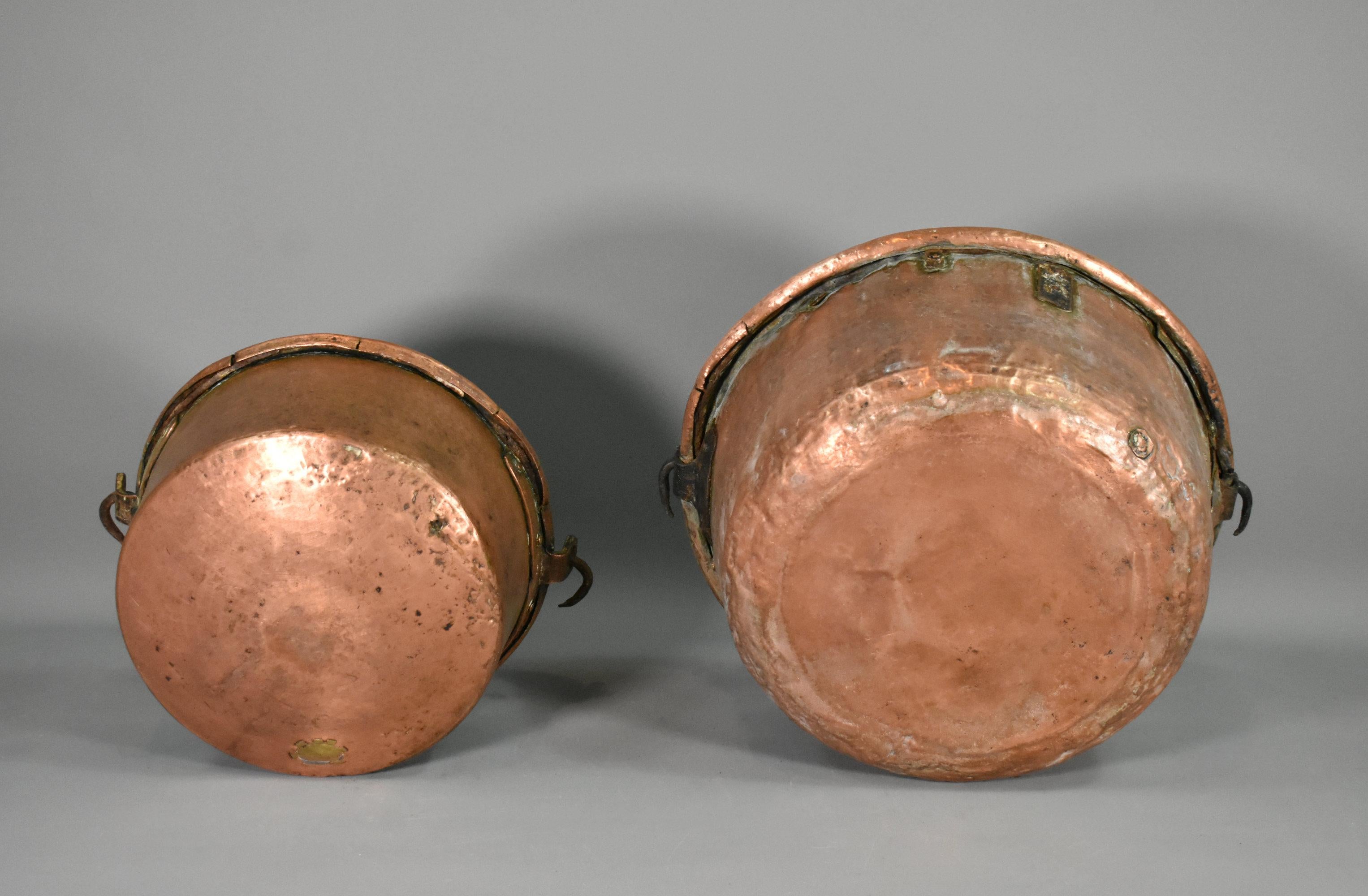 Coppia di calderoni francesi in rame antico in vendita 9