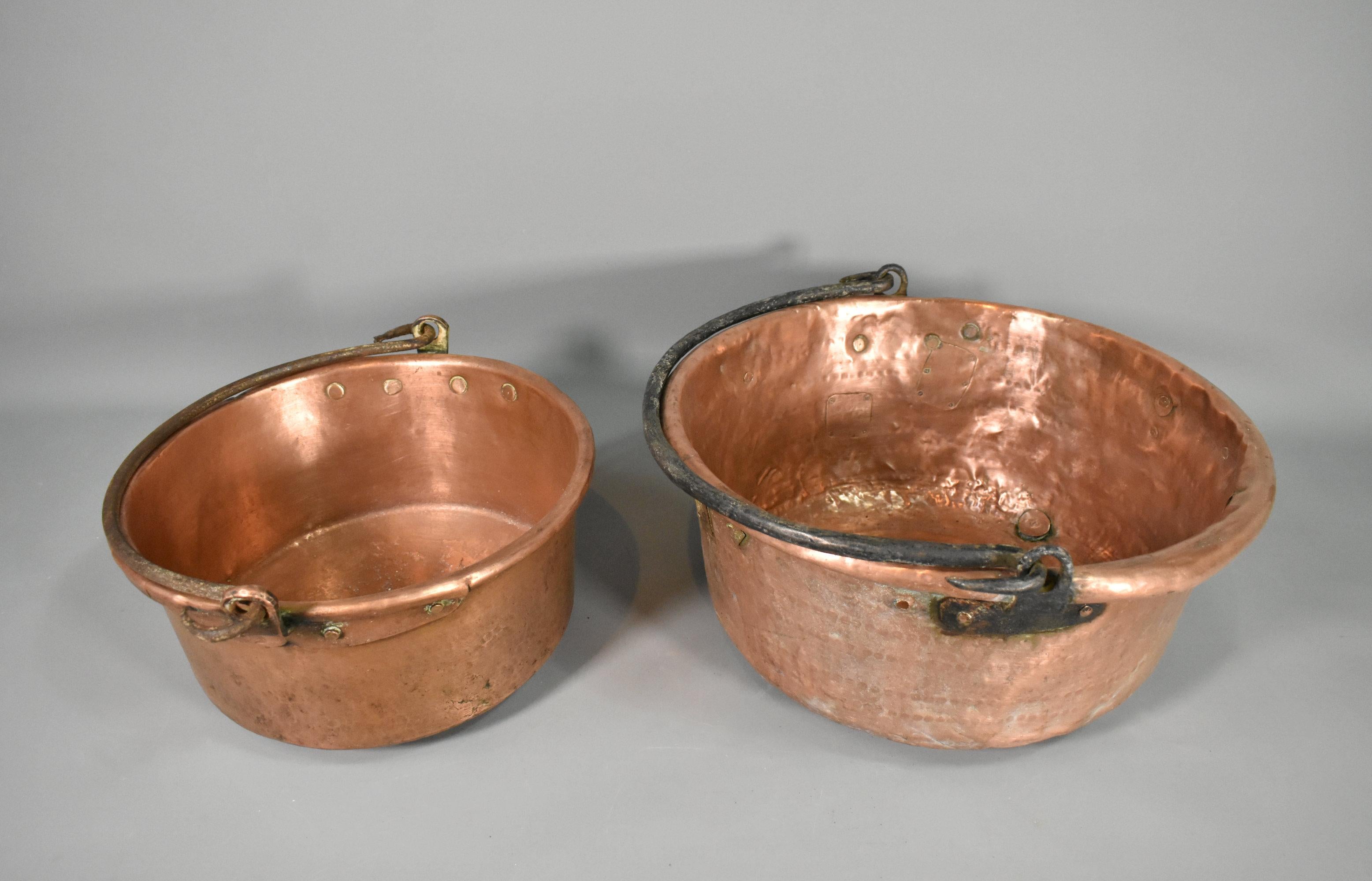 Francese Coppia di calderoni francesi in rame antico in vendita