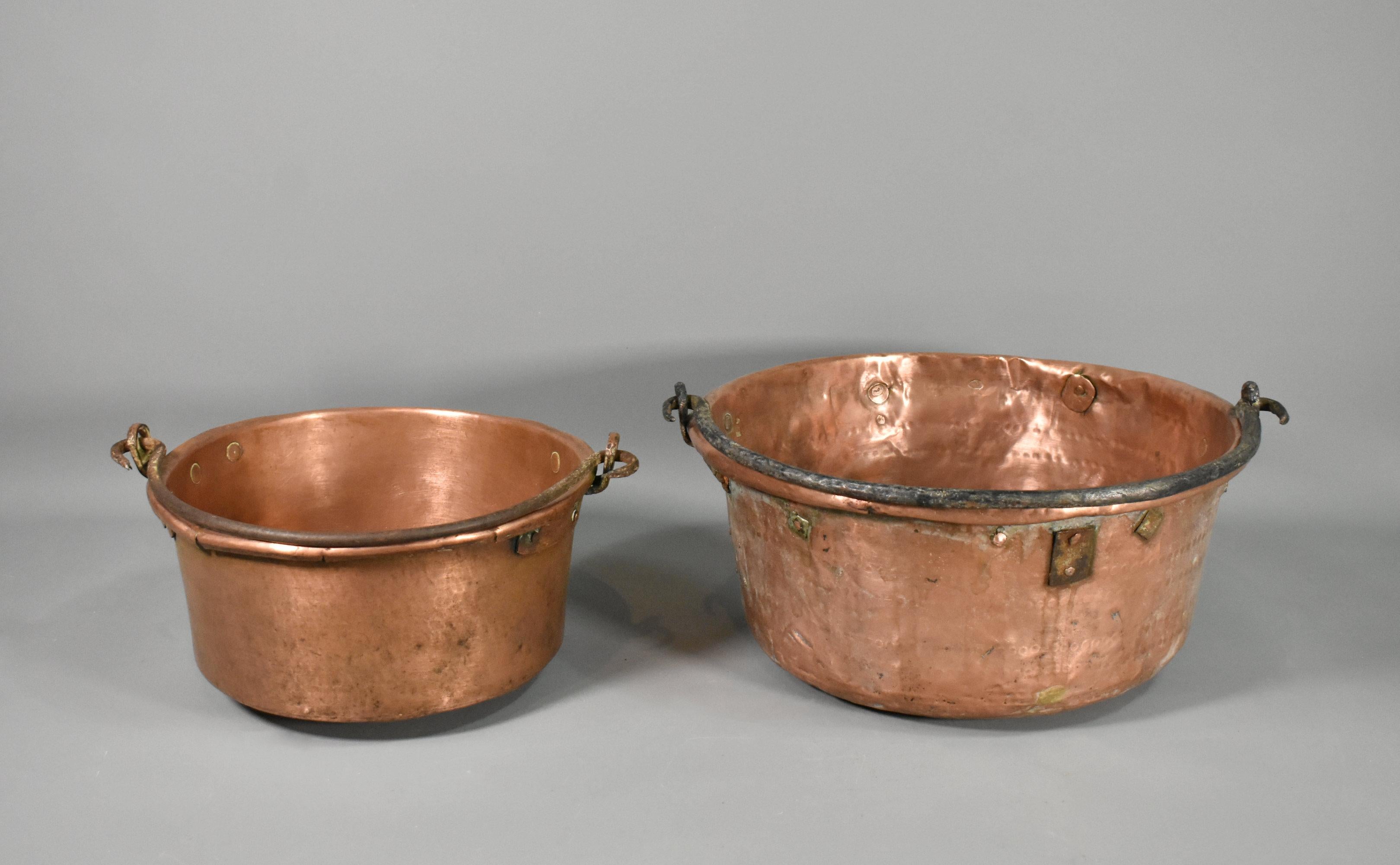 Forgiato Coppia di calderoni francesi in rame antico in vendita