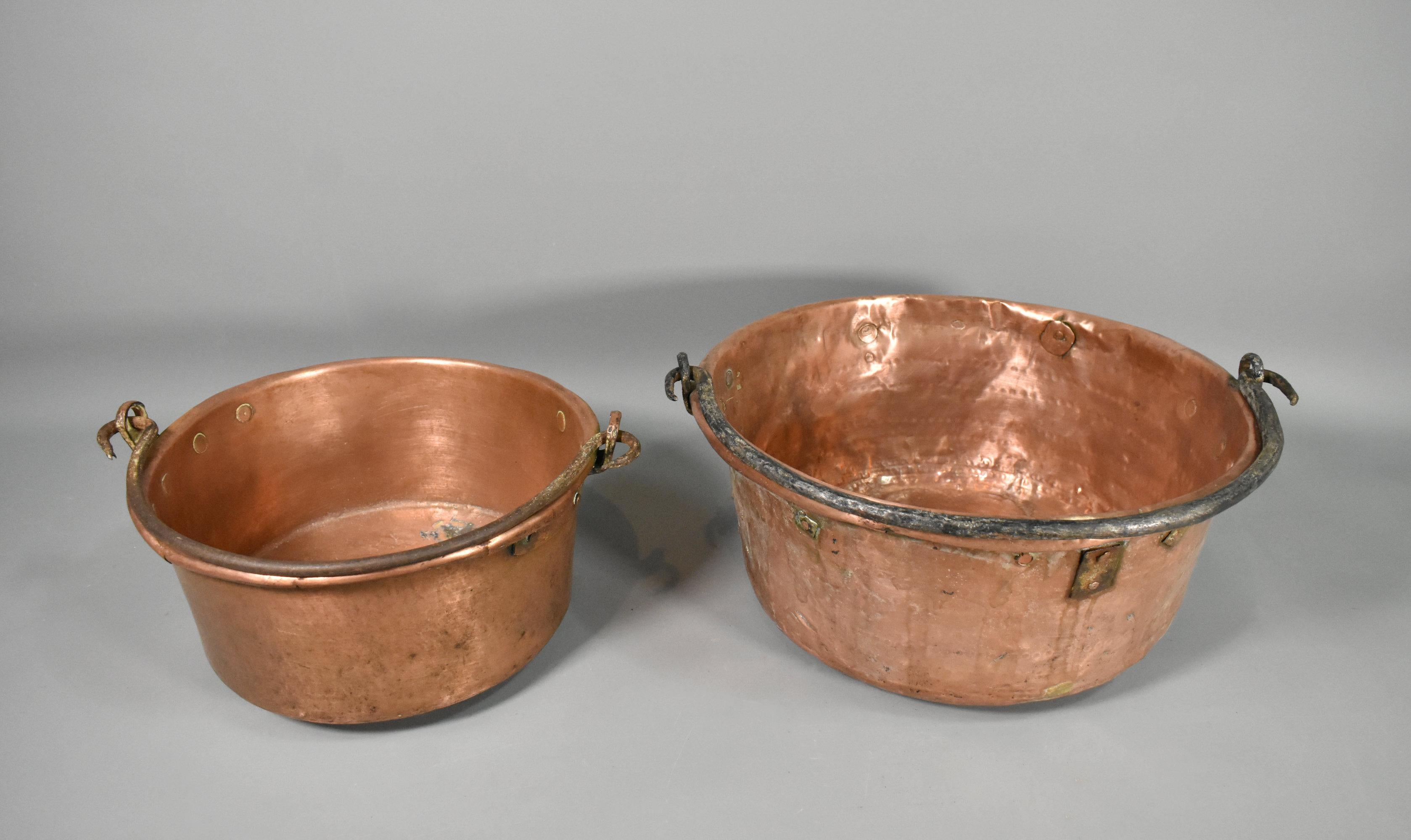 Coppia di calderoni francesi in rame antico In condizioni discrete in vendita a SAINTE-COLOMBE, FR
