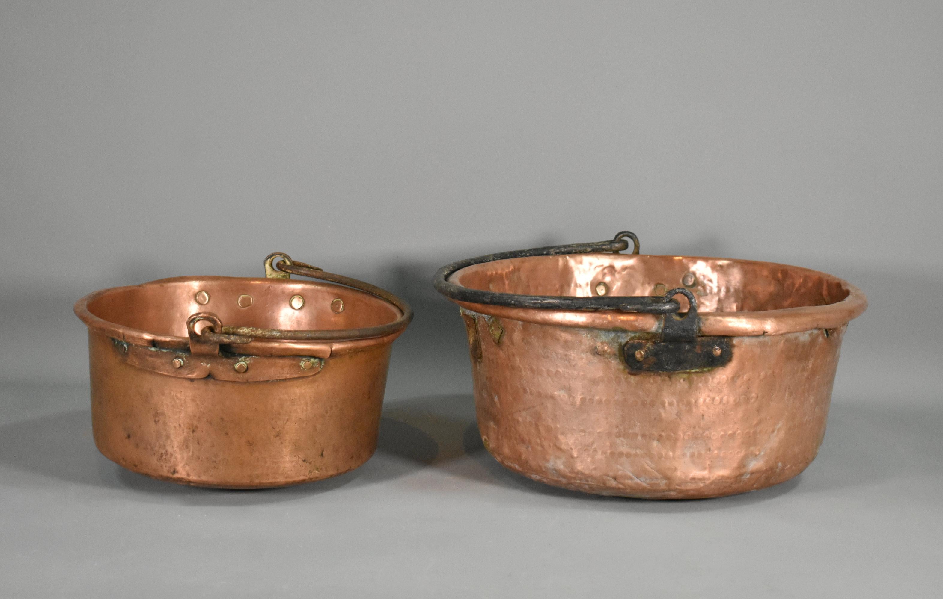 XIX secolo Coppia di calderoni francesi in rame antico in vendita