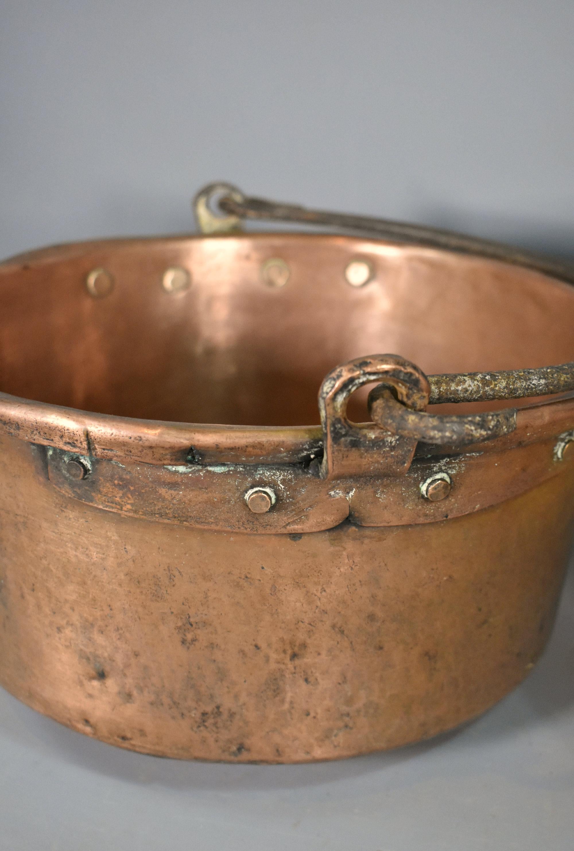 Coppia di calderoni francesi in rame antico in vendita 1