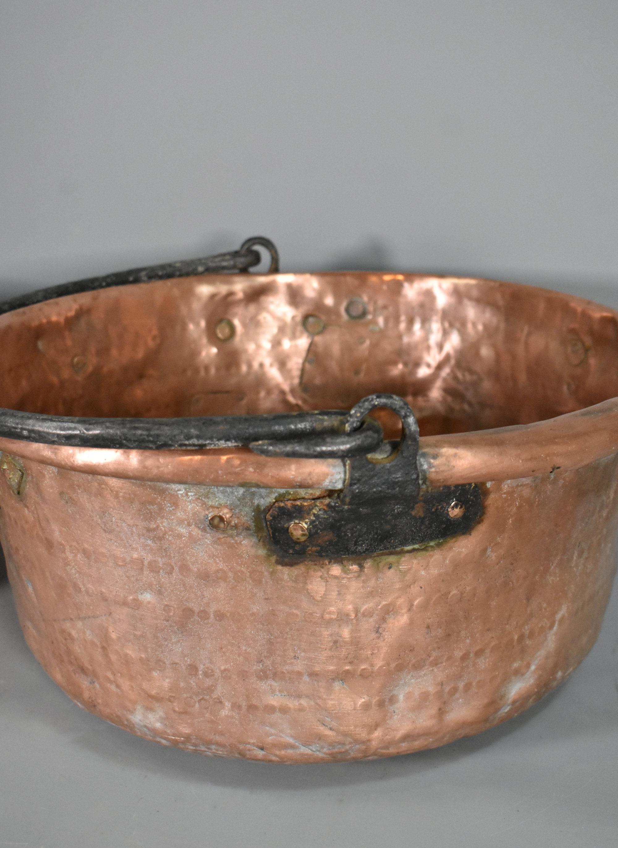 Coppia di calderoni francesi in rame antico in vendita 2