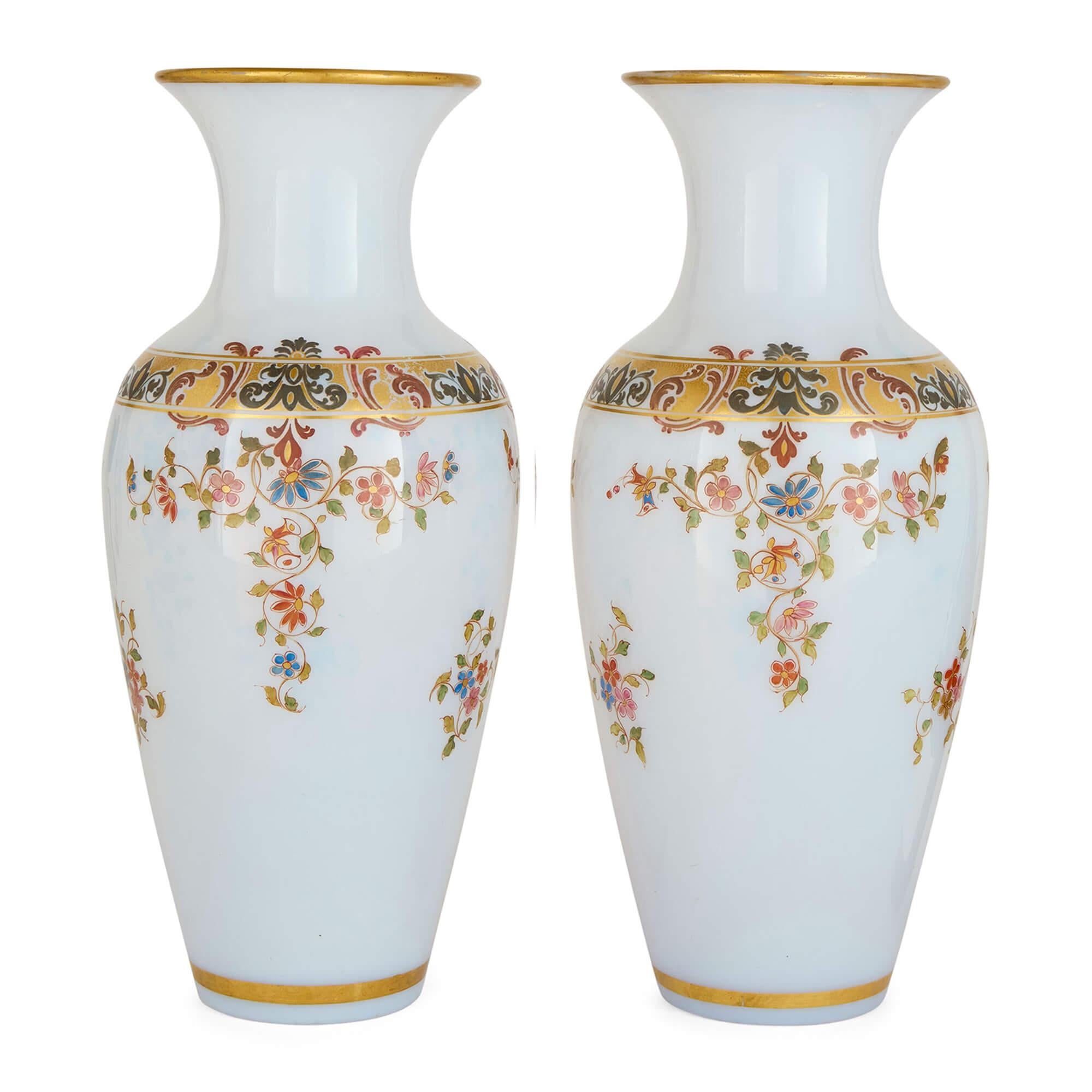 Coppia di vasi francesi antichi in vetro opalino dipinto a mano con fiori bianchi Baccarat 
Francese, metà del XIX secolo 
Altezza 42 cm, diametro 19 cm

Questa straordinaria coppia di vasi in vetro opalino è opera della stimata vetreria francese