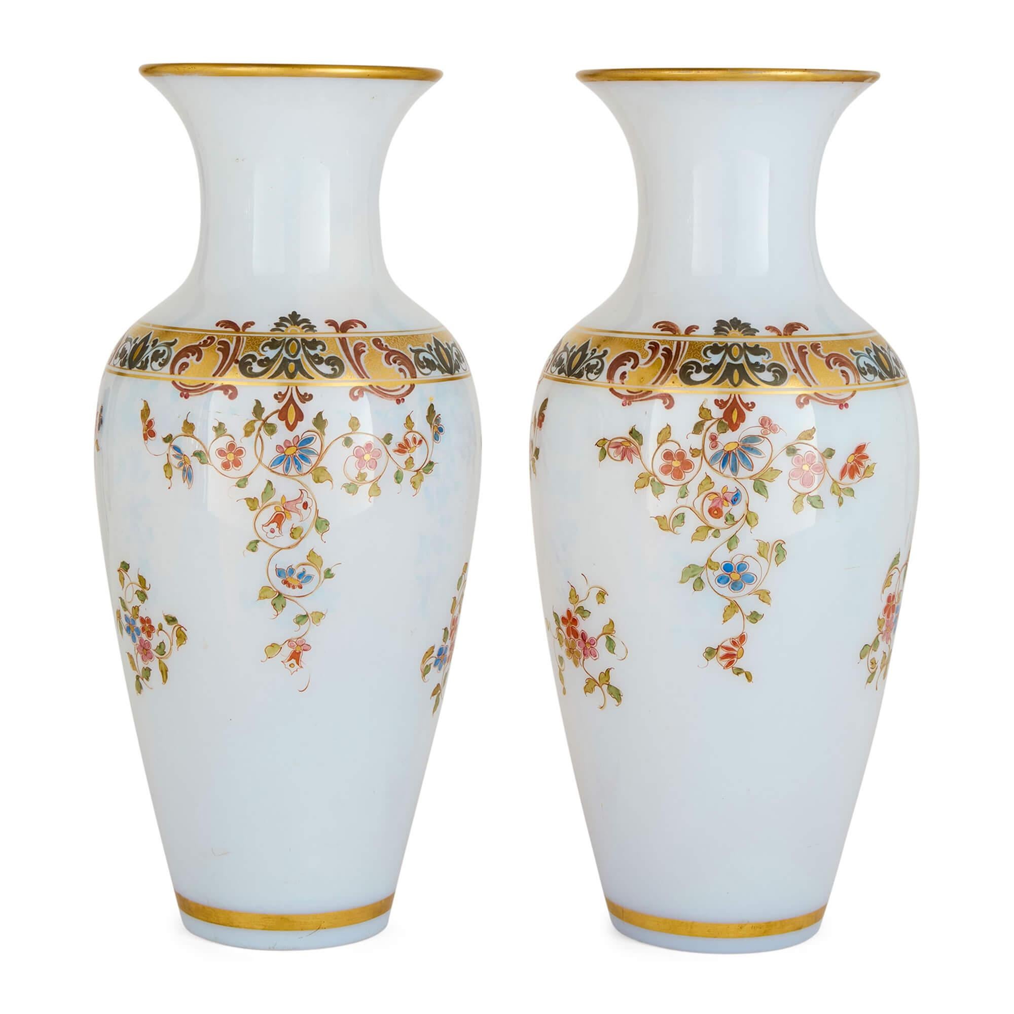 Belle Époque Coppia di vasi francesi antichi in vetro opalino dipinto a mano con fiori bianchi Baccarat in vendita