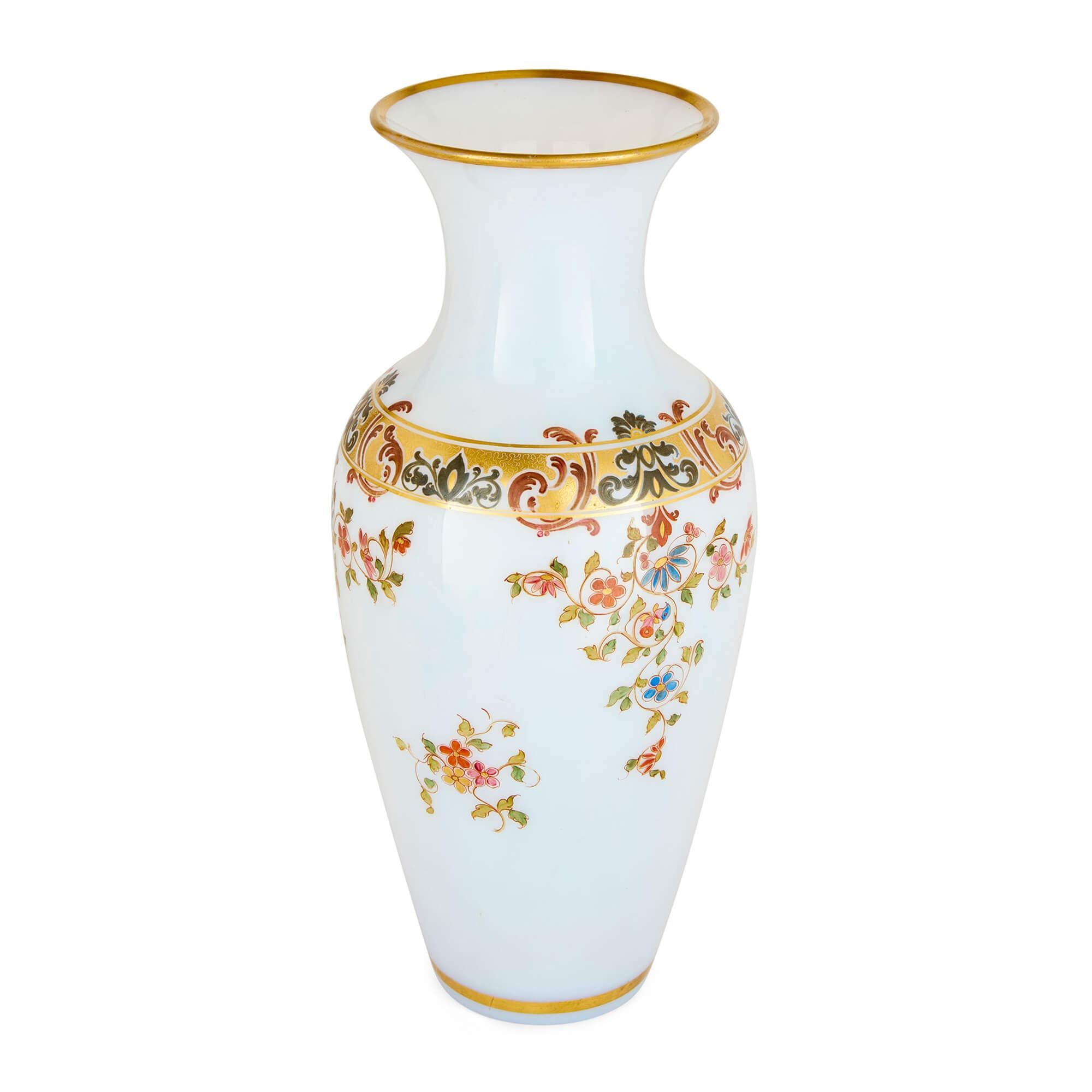 Francese Coppia di vasi francesi antichi in vetro opalino dipinto a mano con fiori bianchi Baccarat in vendita